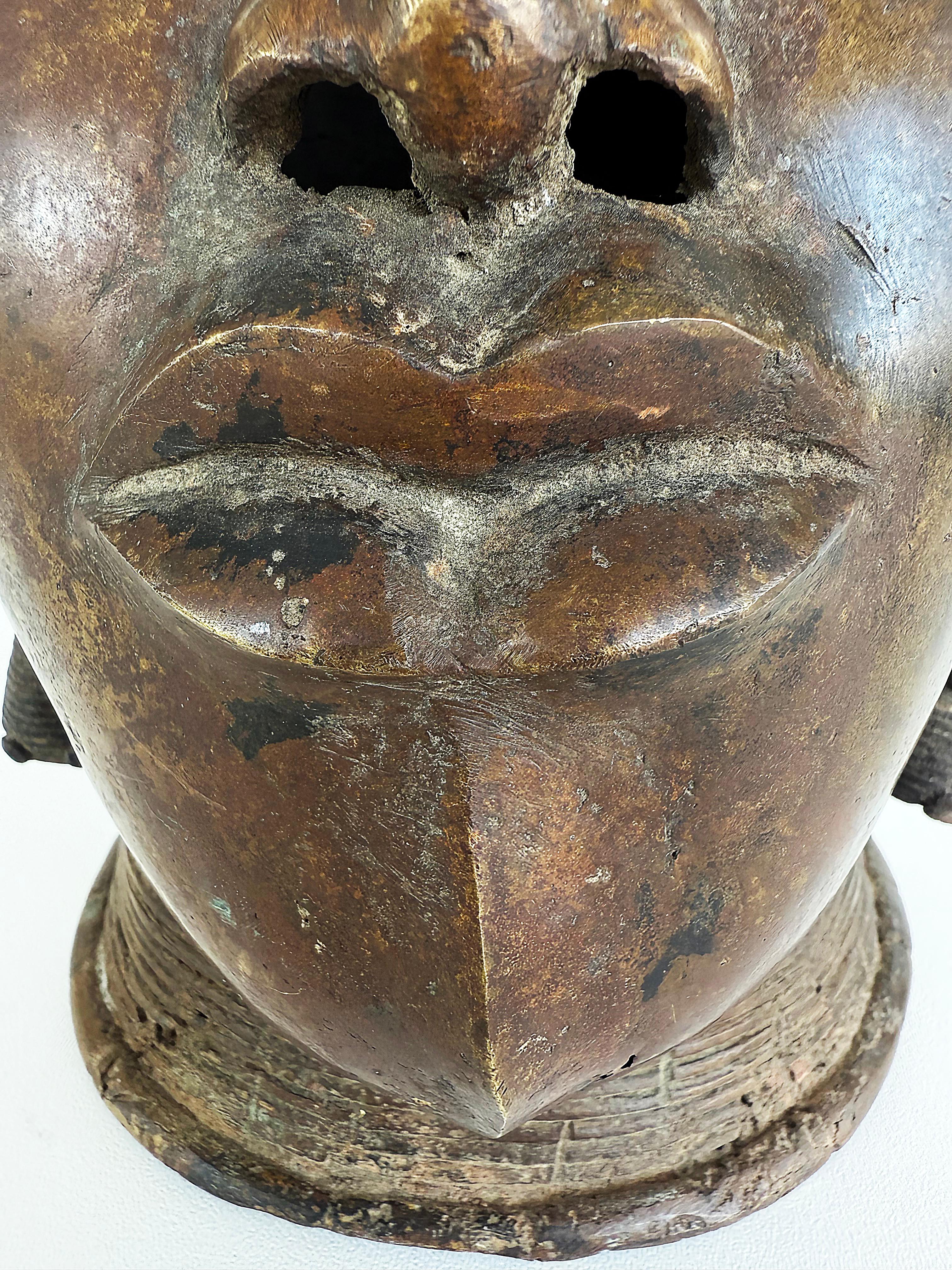 Busto Africano de Bronce Estilo Tribal de Camerún, Siglo XX, Gran Pátina en venta 10