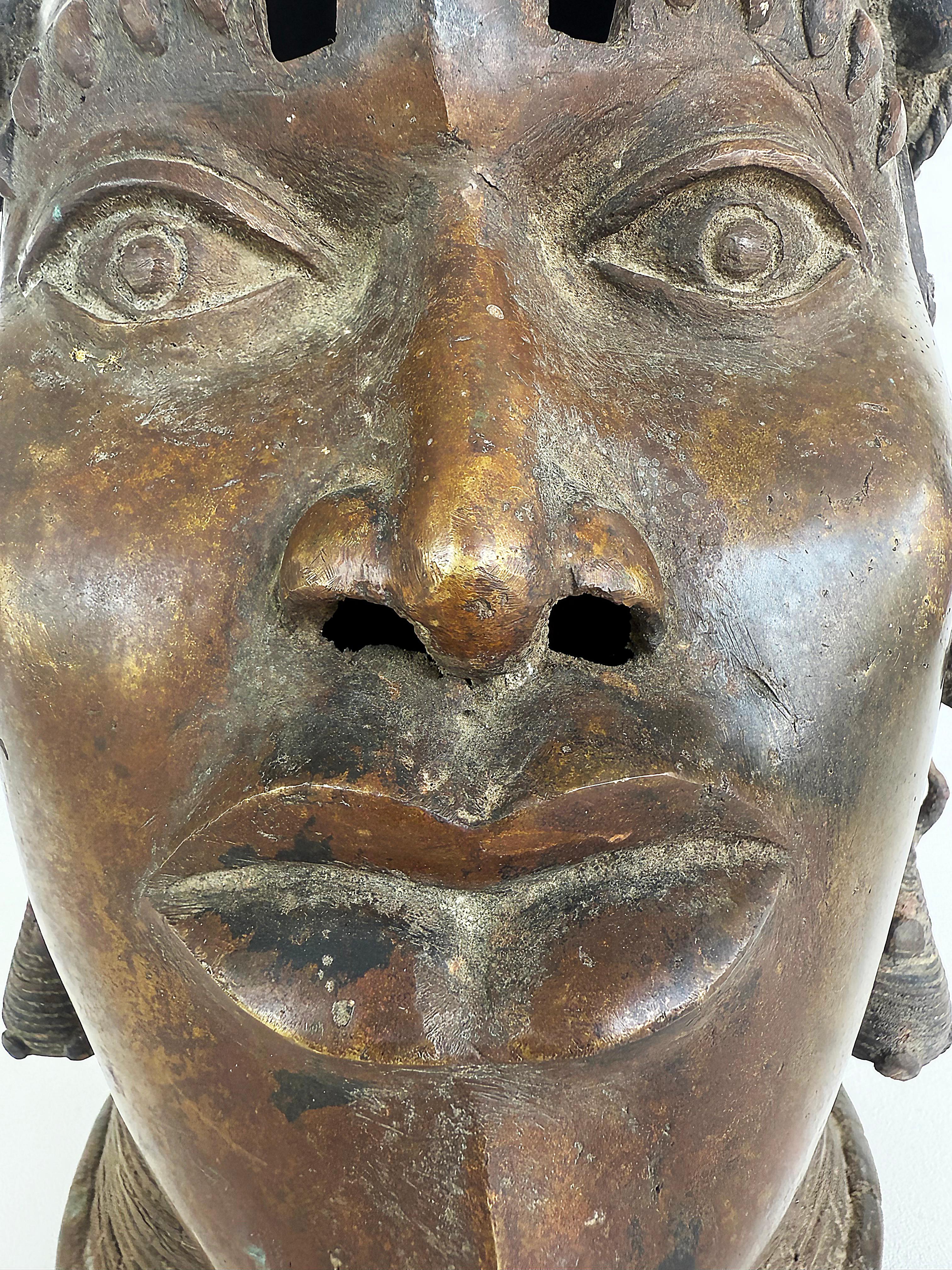 Busto Africano de Bronce Estilo Tribal de Camerún, Siglo XX, Gran Pátina en venta 11