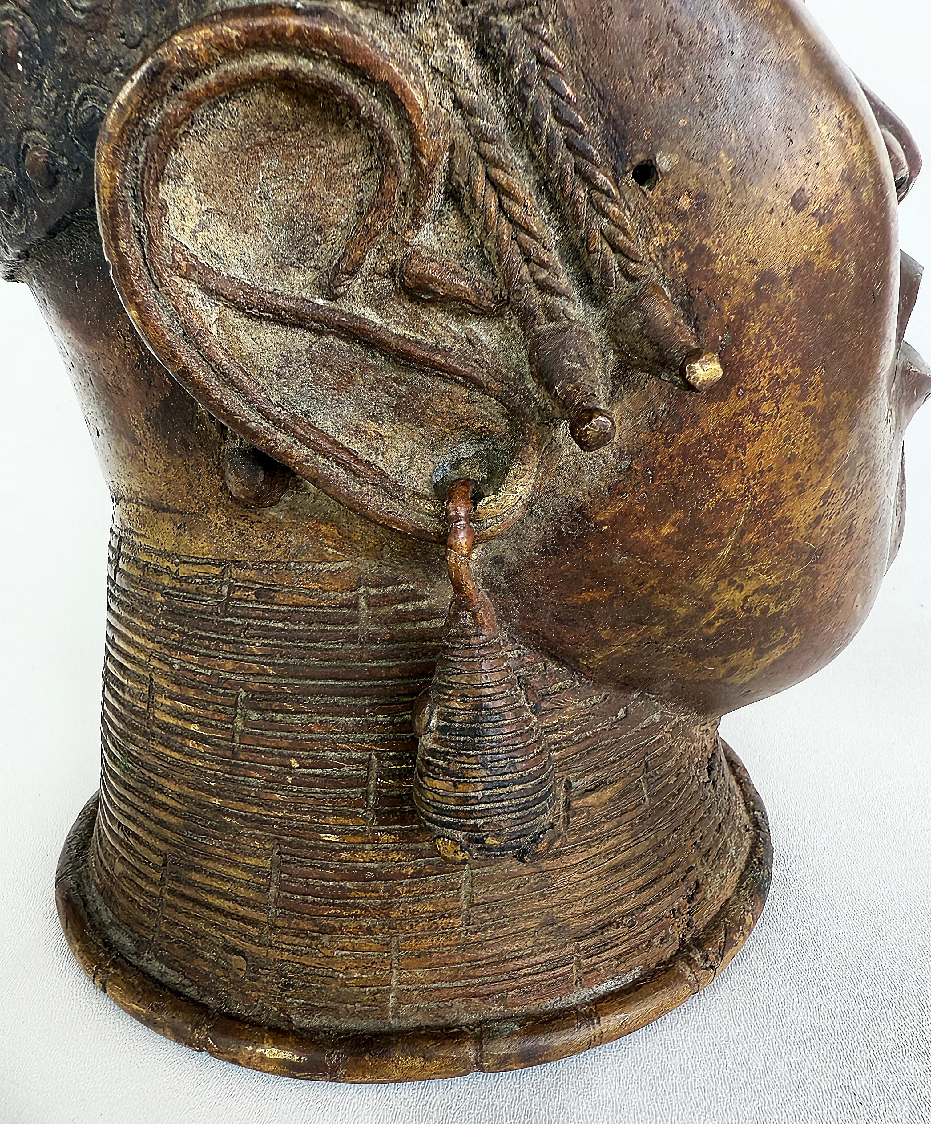 Busto Africano de Bronce Estilo Tribal de Camerún, Siglo XX, Gran Pátina en venta 12