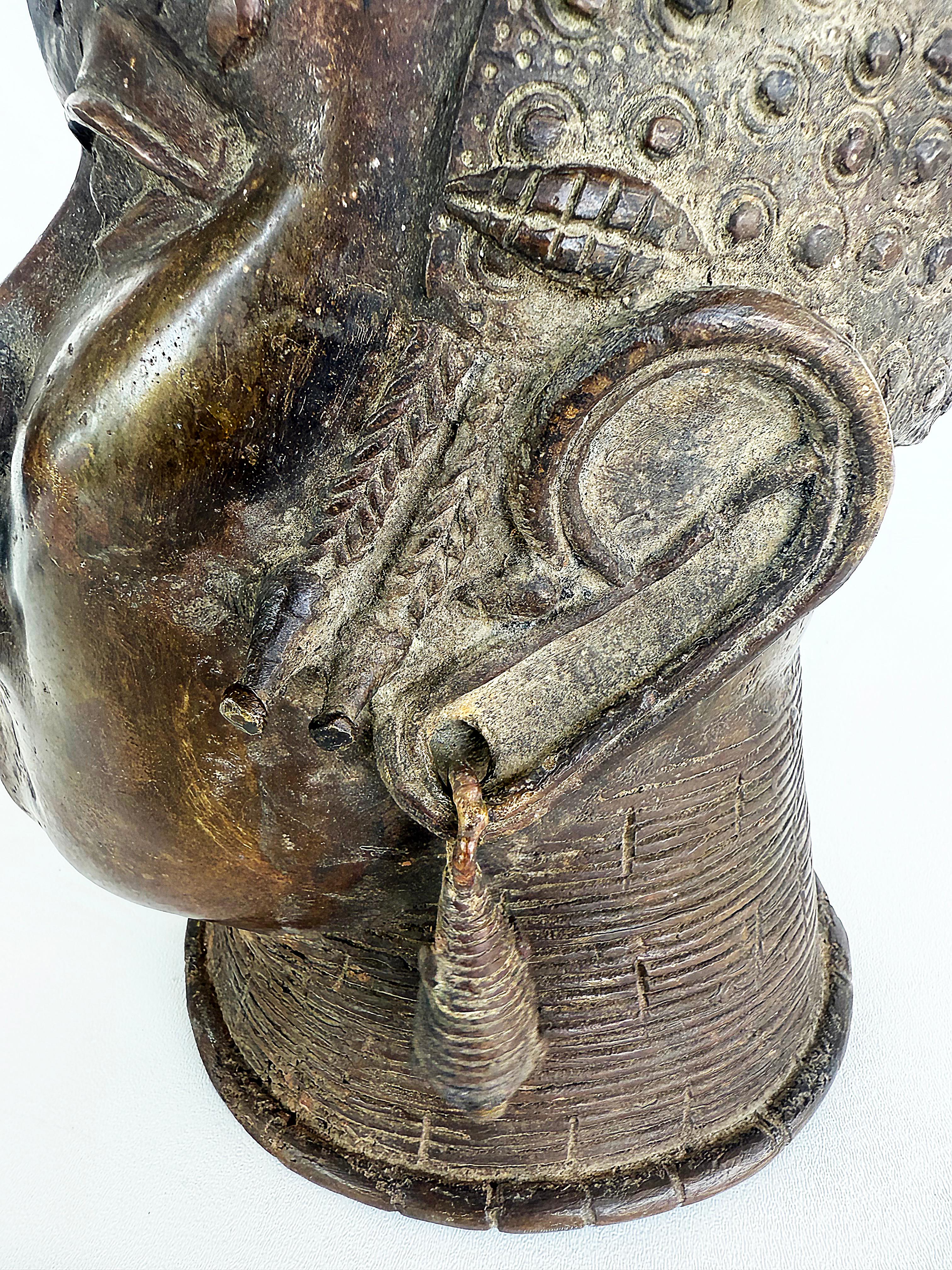 Busto Africano de Bronce Estilo Tribal de Camerún, Siglo XX, Gran Pátina en venta 13