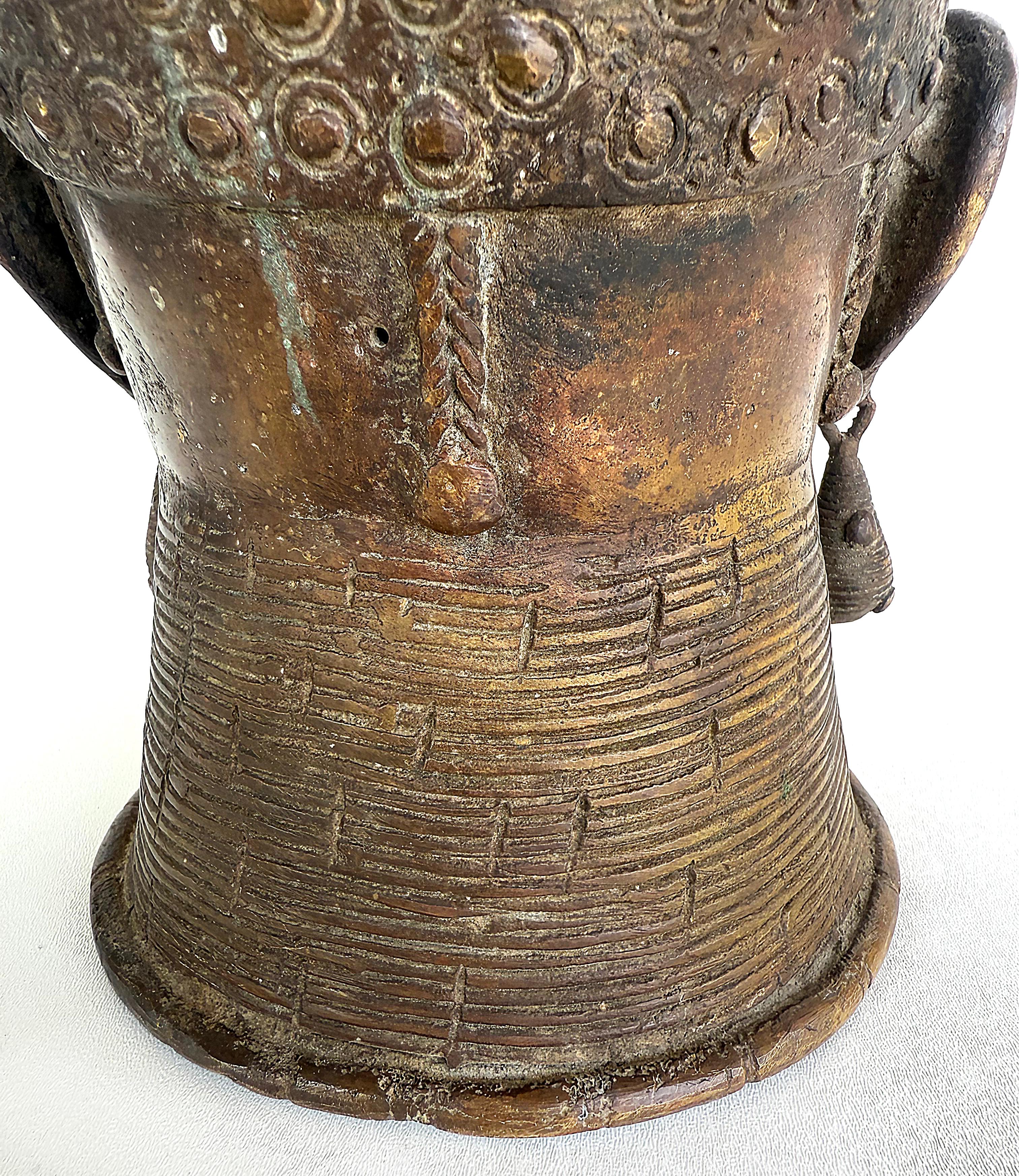 Busto Africano de Bronce Estilo Tribal de Camerún, Siglo XX, Gran Pátina en venta 14