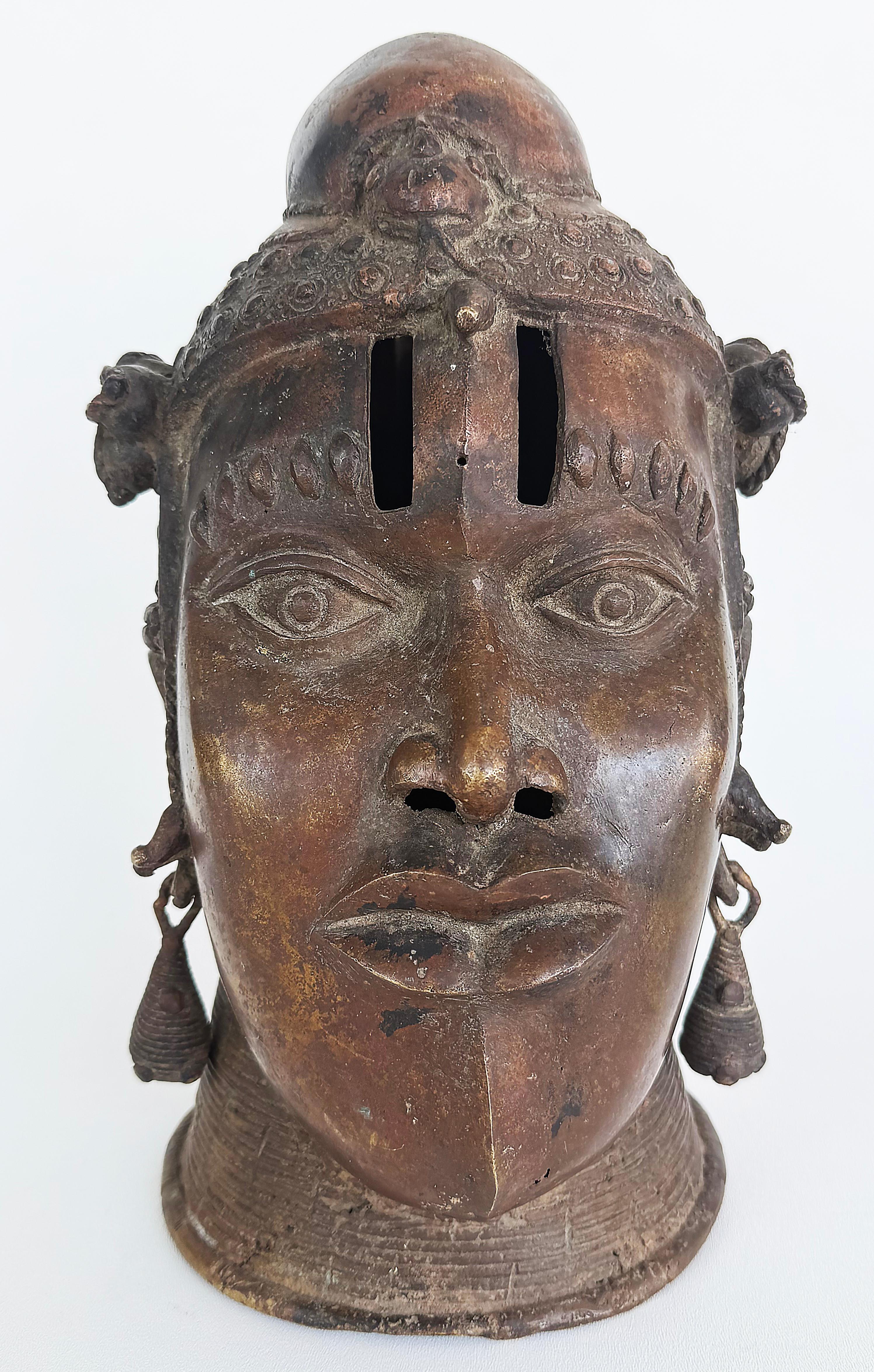 Busto Africano de Bronce Estilo Tribal de Camerún, Siglo XX, Gran Pátina Camerunés en venta