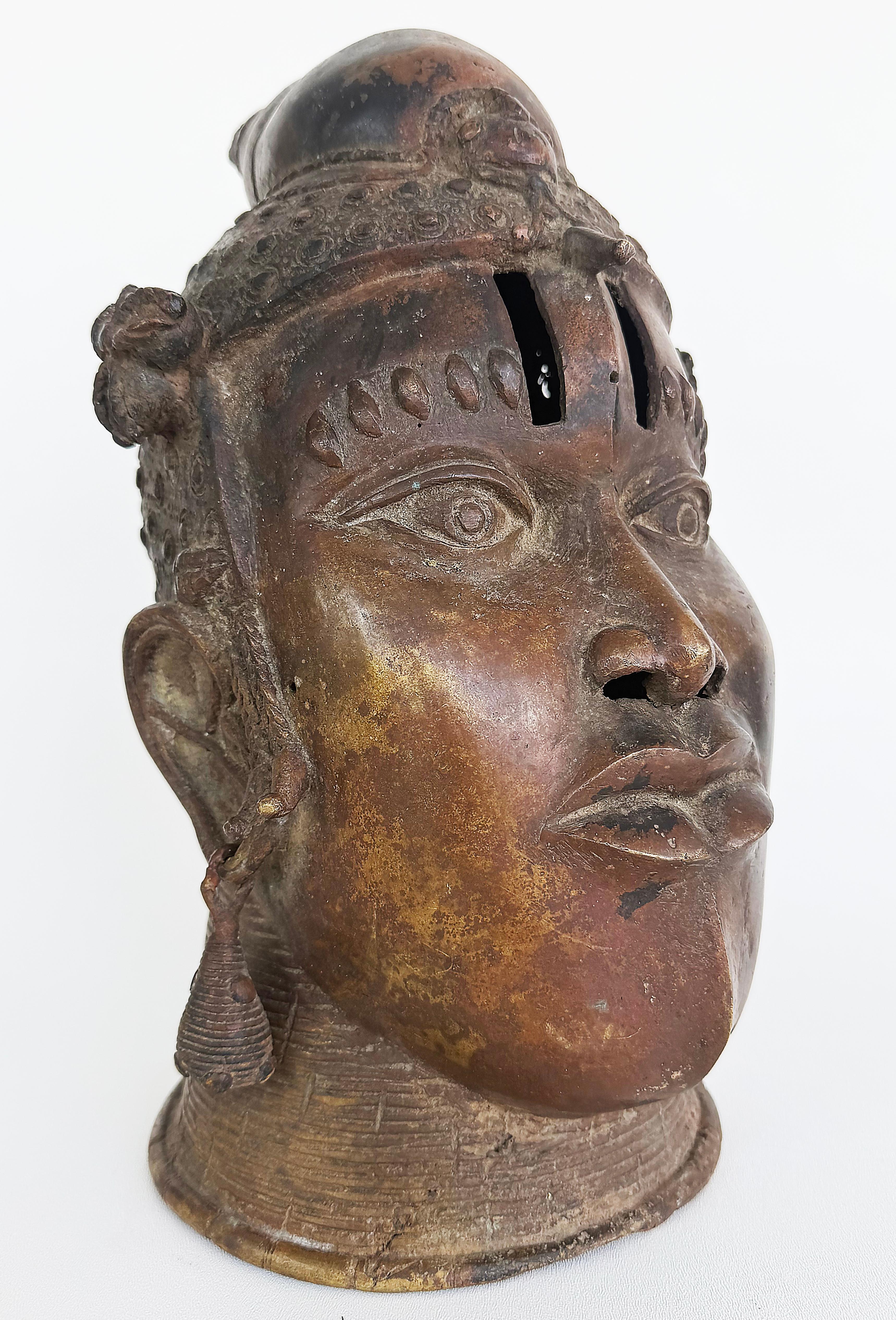 Busto Africano de Bronce Estilo Tribal de Camerún, Siglo XX, Gran Pátina en Bueno estado para la venta en Miami, FL