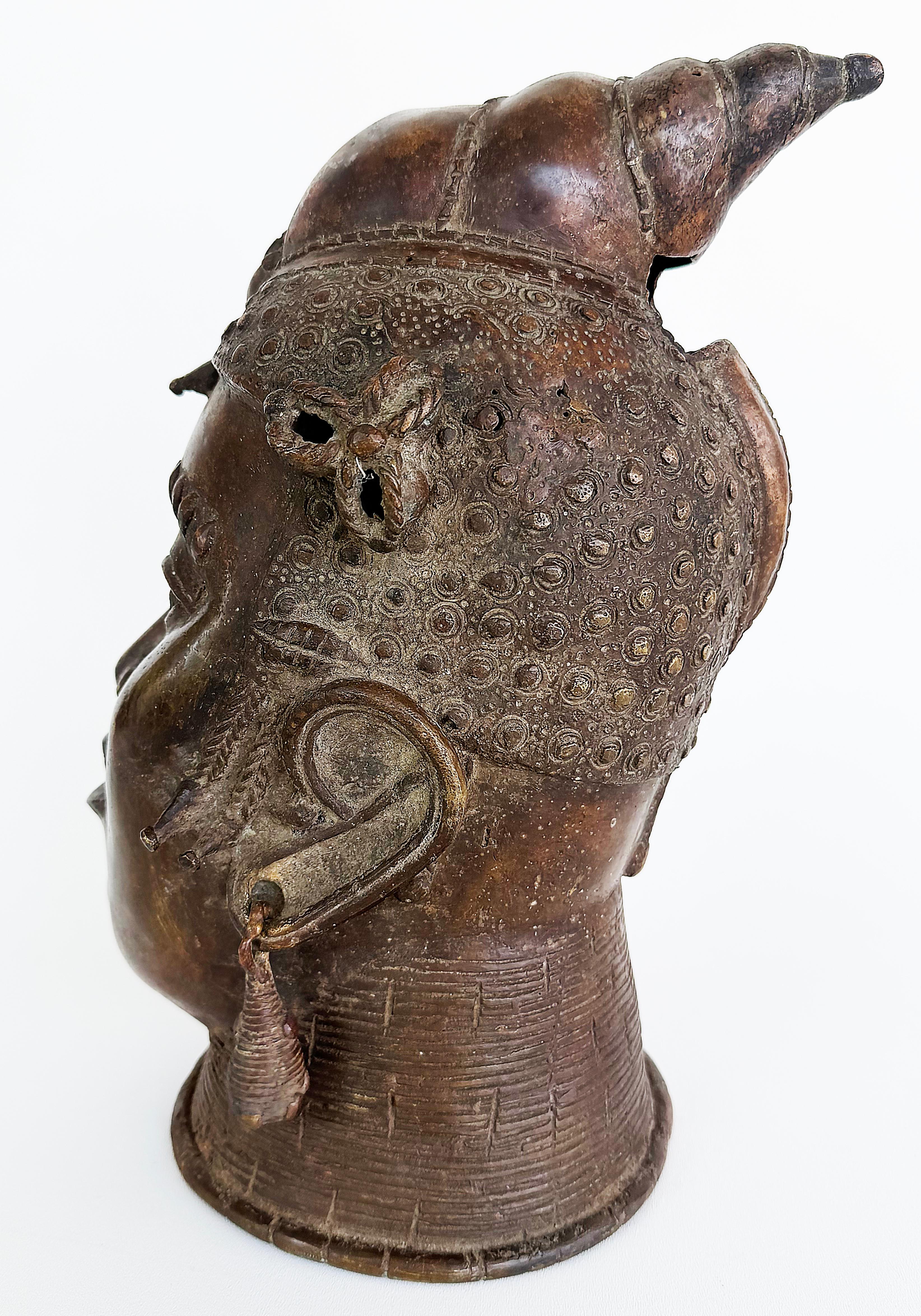 Busto Africano de Bronce Estilo Tribal de Camerún, Siglo XX, Gran Pátina siglo XX en venta