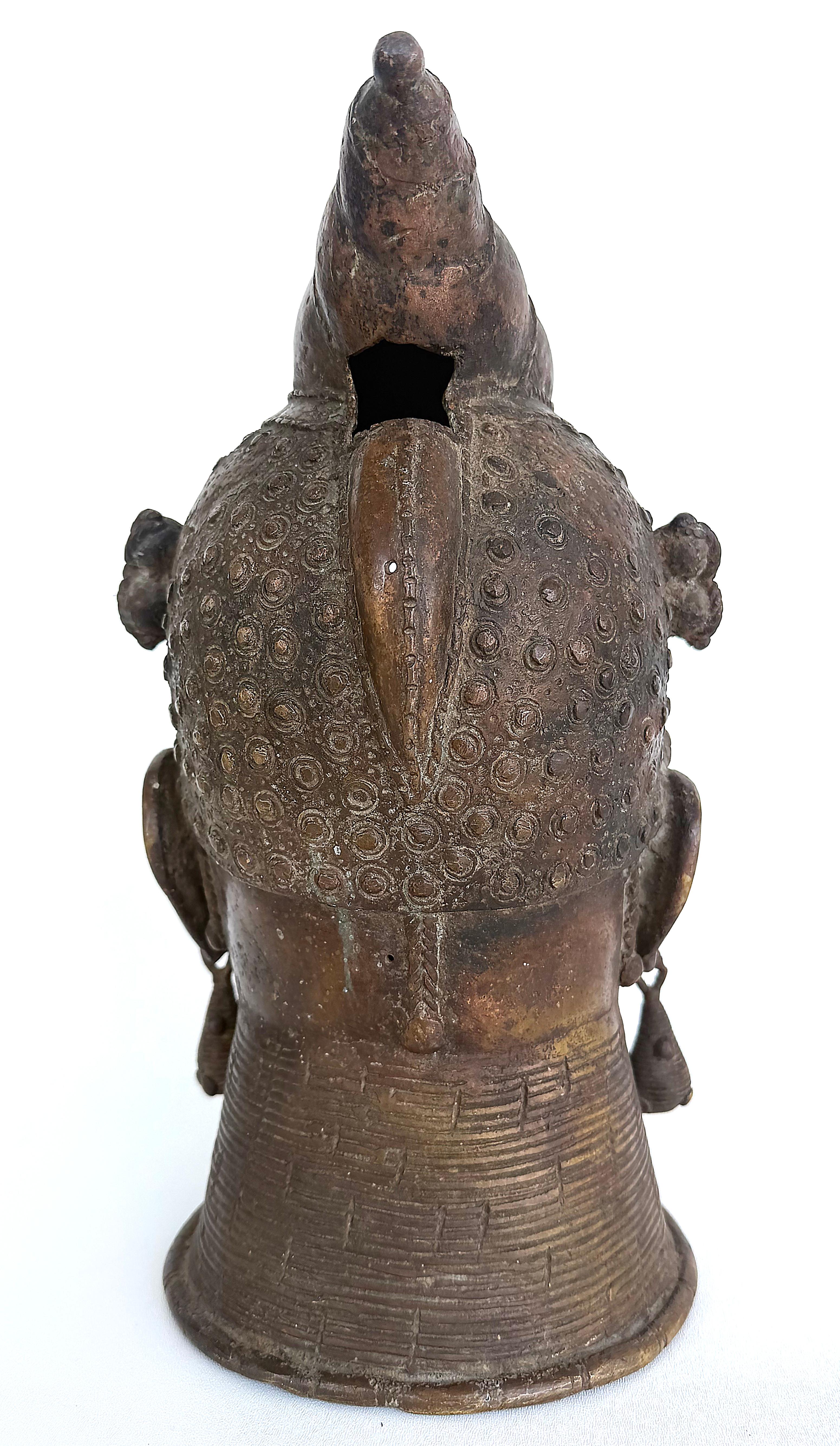 Busto Africano de Bronce Estilo Tribal de Camerún, Siglo XX, Gran Pátina en venta 1