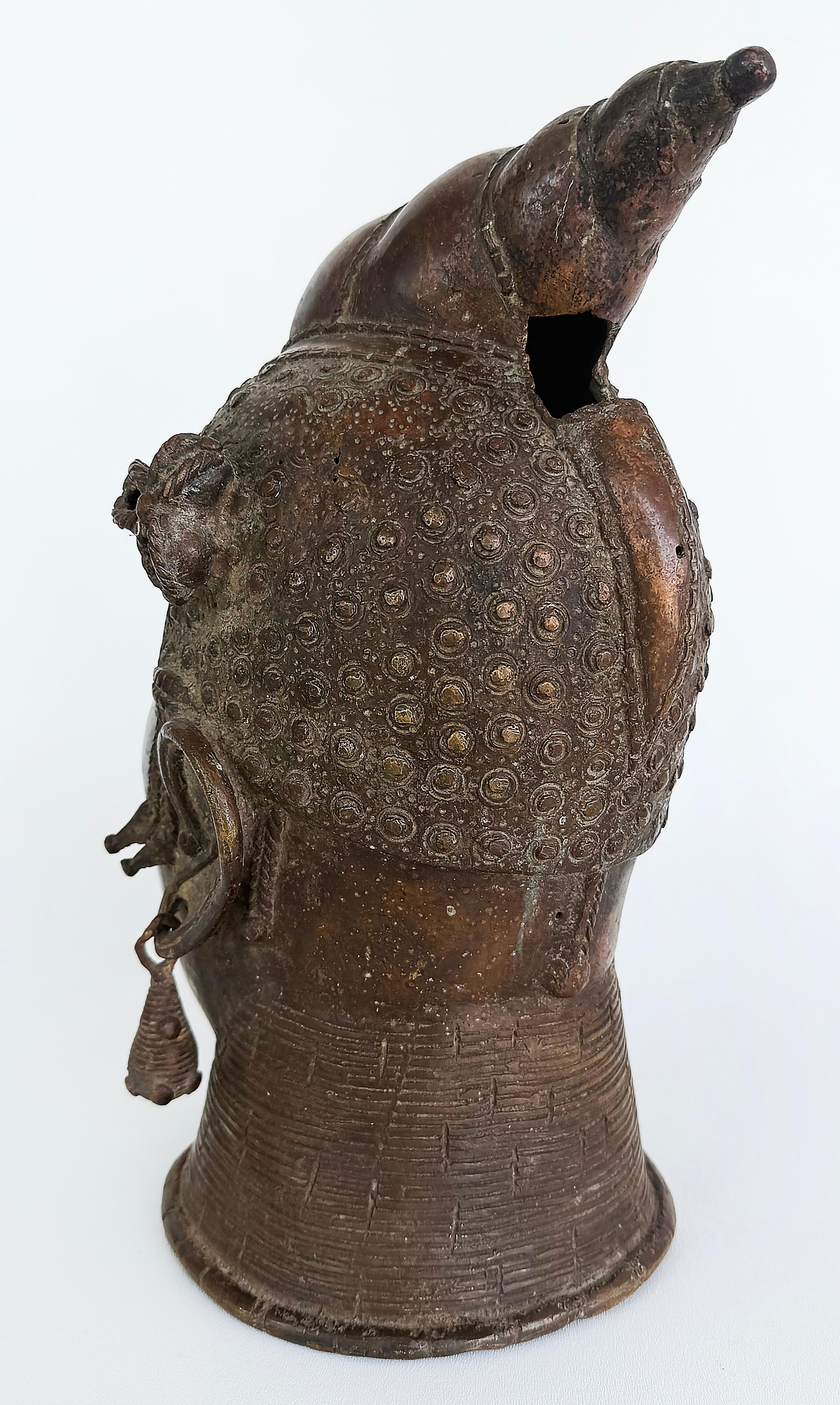 Busto Africano de Bronce Estilo Tribal de Camerún, Siglo XX, Gran Pátina en venta 2