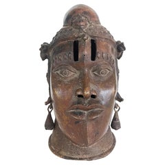 Afrikanische Bronzebüste im Stammesstil aus Kamerun, 20. Jahrhundert, stark patiniert