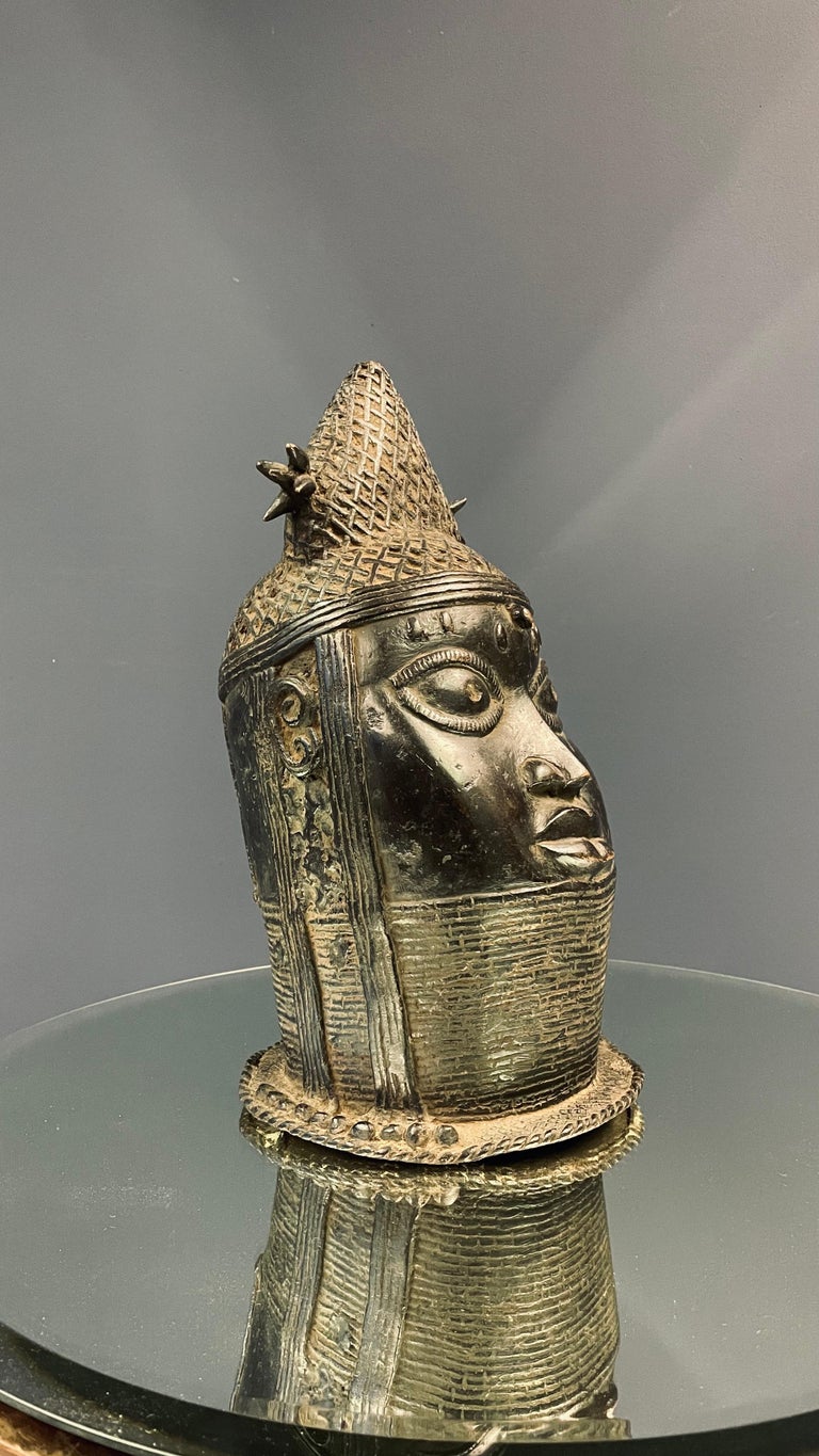 African Bronze, Yoruba Tribe Queen, Benin, West Africa In Good Condition For Sale In Munich, DE