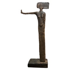 Afrikanische Bronzeskulptur einer stehenden Frau aus Kunstharz