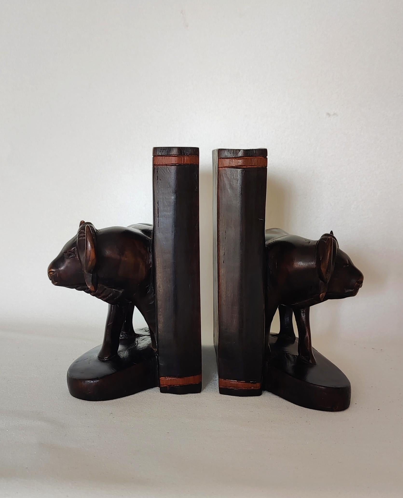 Tropical Wood African Buffalo Bookends

Dimensions a piece (h x w x d): 18 x 17 x 11 cm