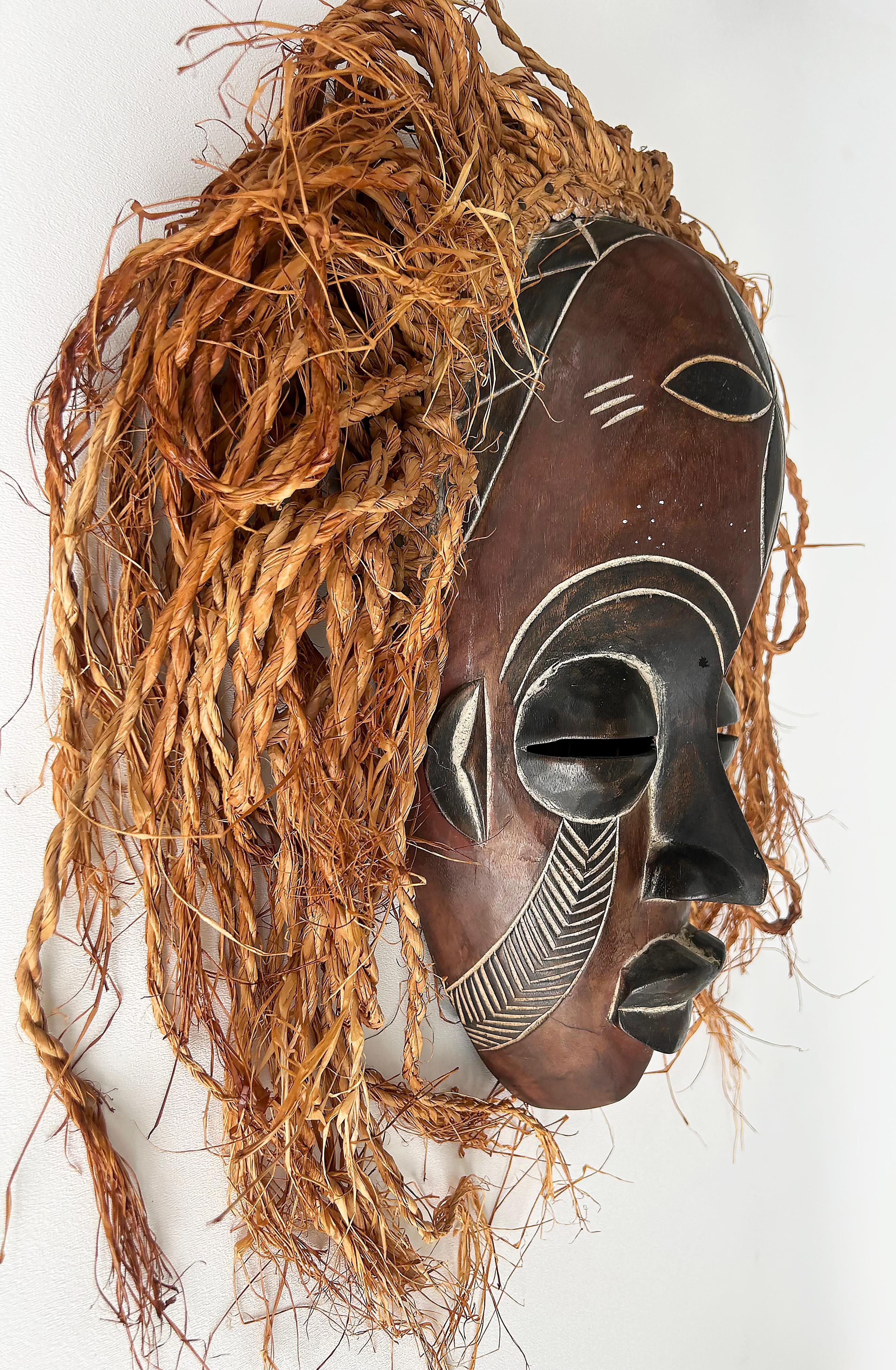 Tribale Maschera intagliata del popolo africano (Camerun) Bamileke con capelli di rafia in vendita