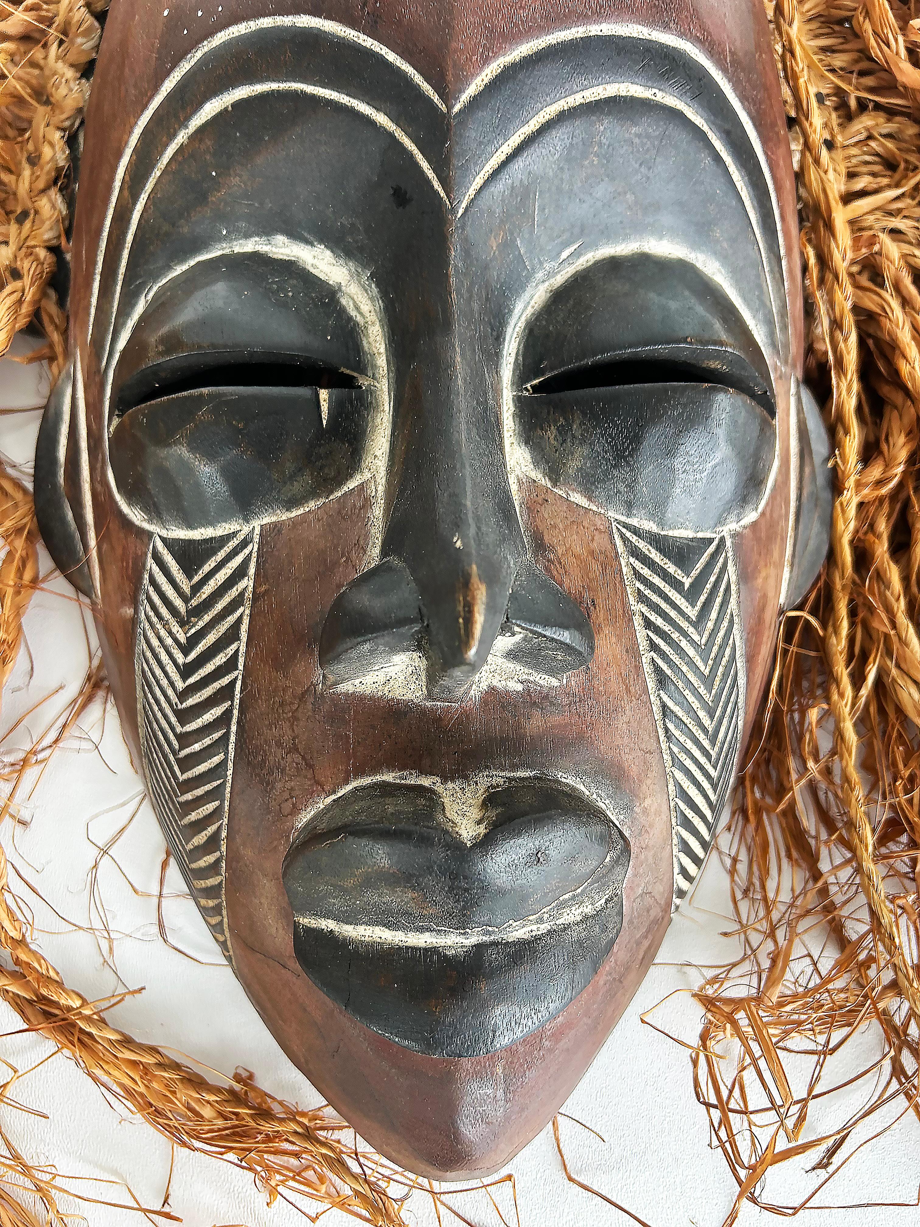 Camerunese Maschera intagliata del popolo africano (Camerun) Bamileke con capelli di rafia in vendita