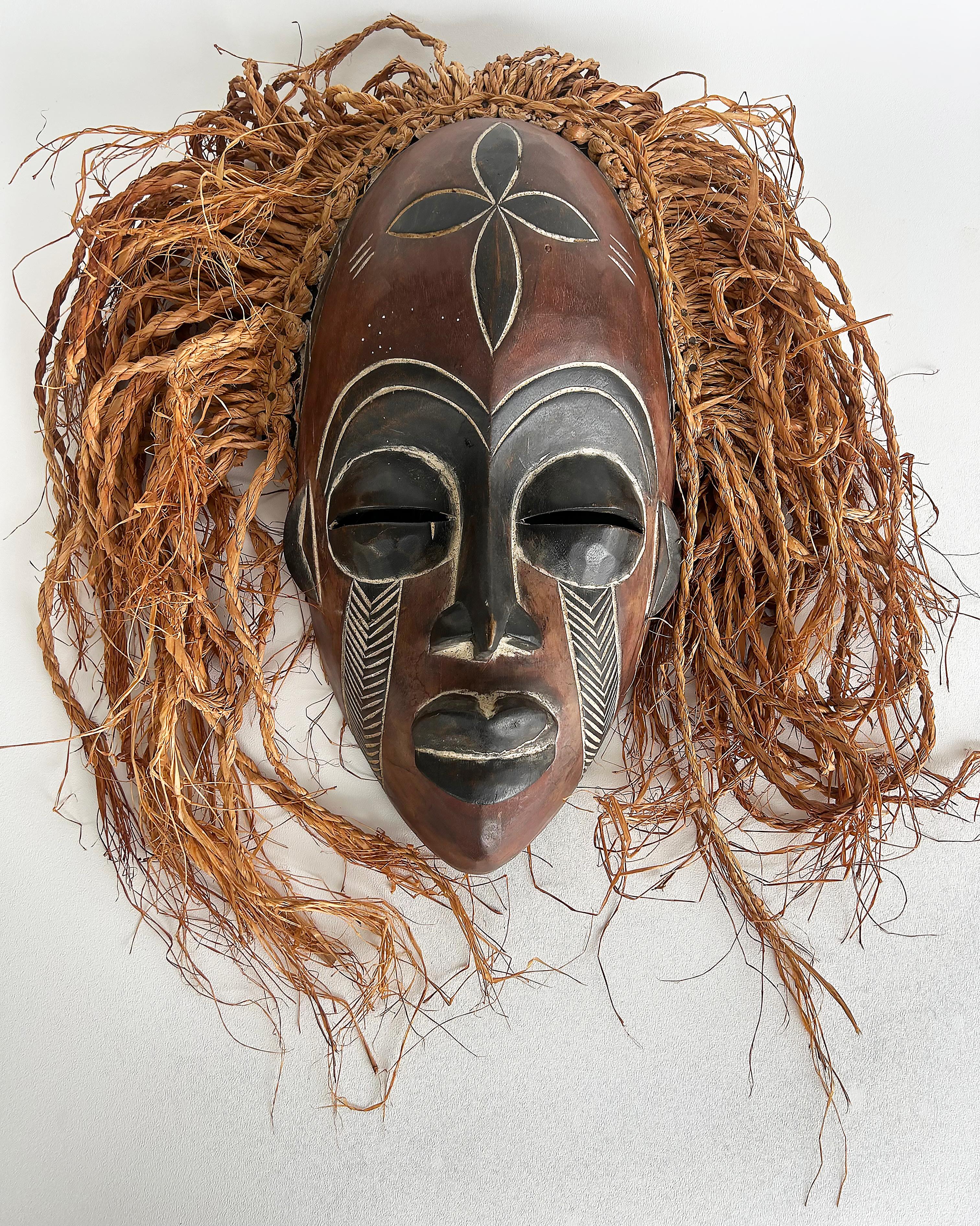 Intagliato a mano Maschera intagliata del popolo africano (Camerun) Bamileke con capelli di rafia in vendita