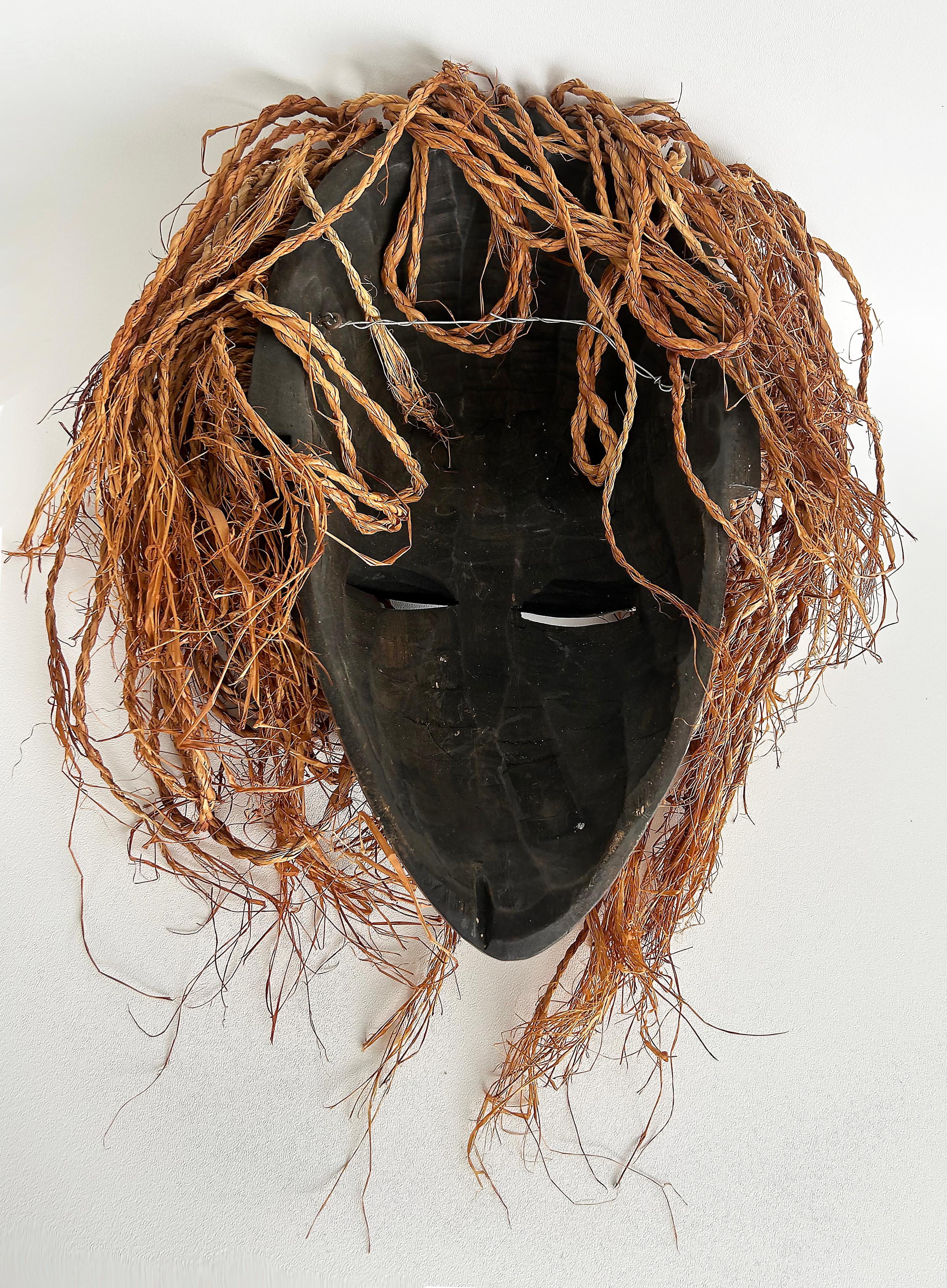 Maschera intagliata del popolo africano (Camerun) Bamileke con capelli di rafia In condizioni buone in vendita a Miami, FL