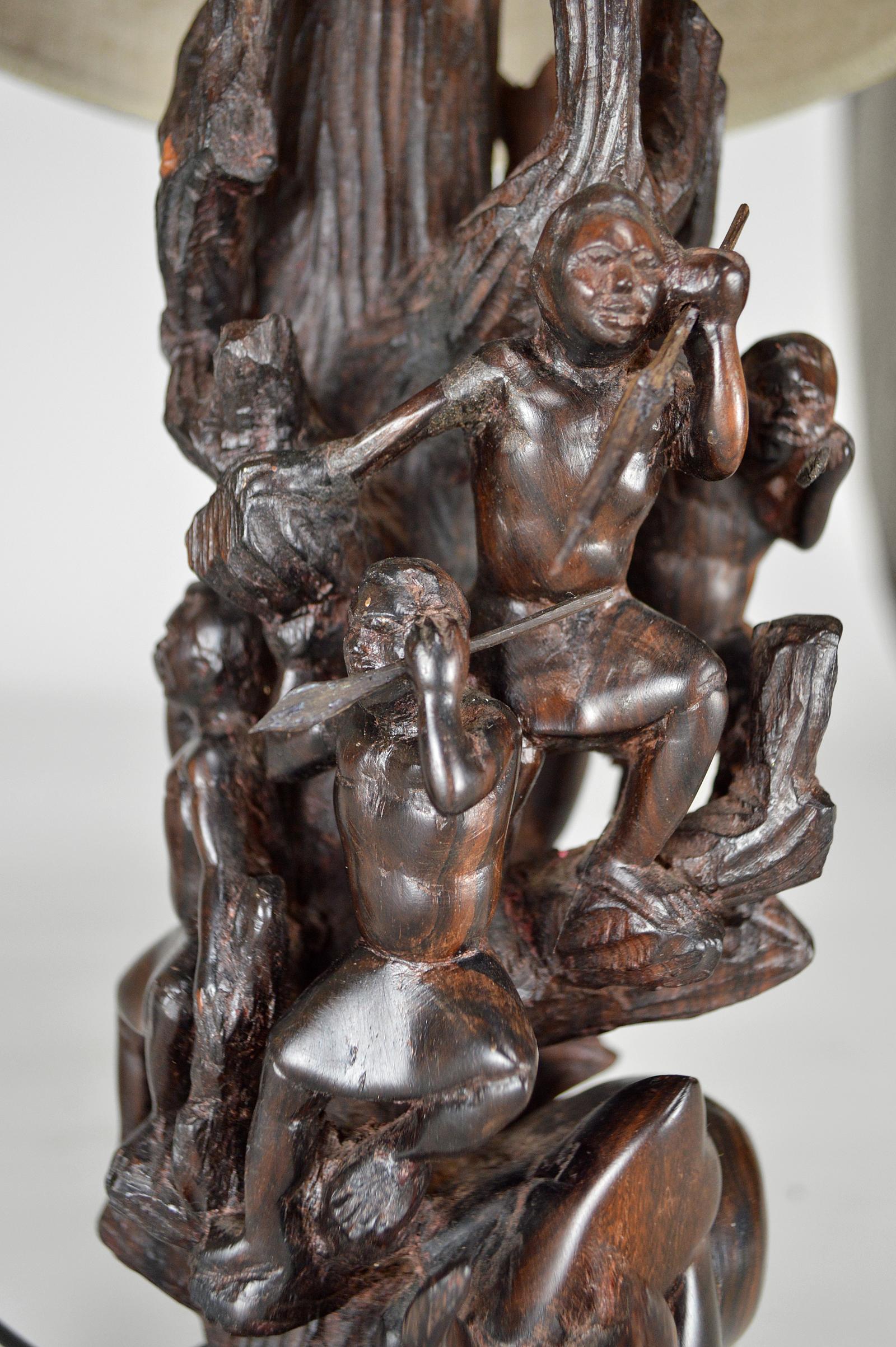 Sculpté Lampe africaine sculptée en ébène en vente