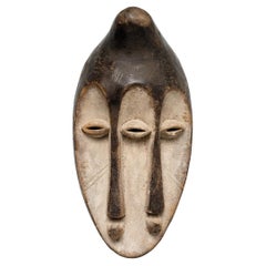 Carved Wood Miniature Baule Bush cow Mask Stand Ivory Coast Early 20th  Century For Sale at 1stDibs