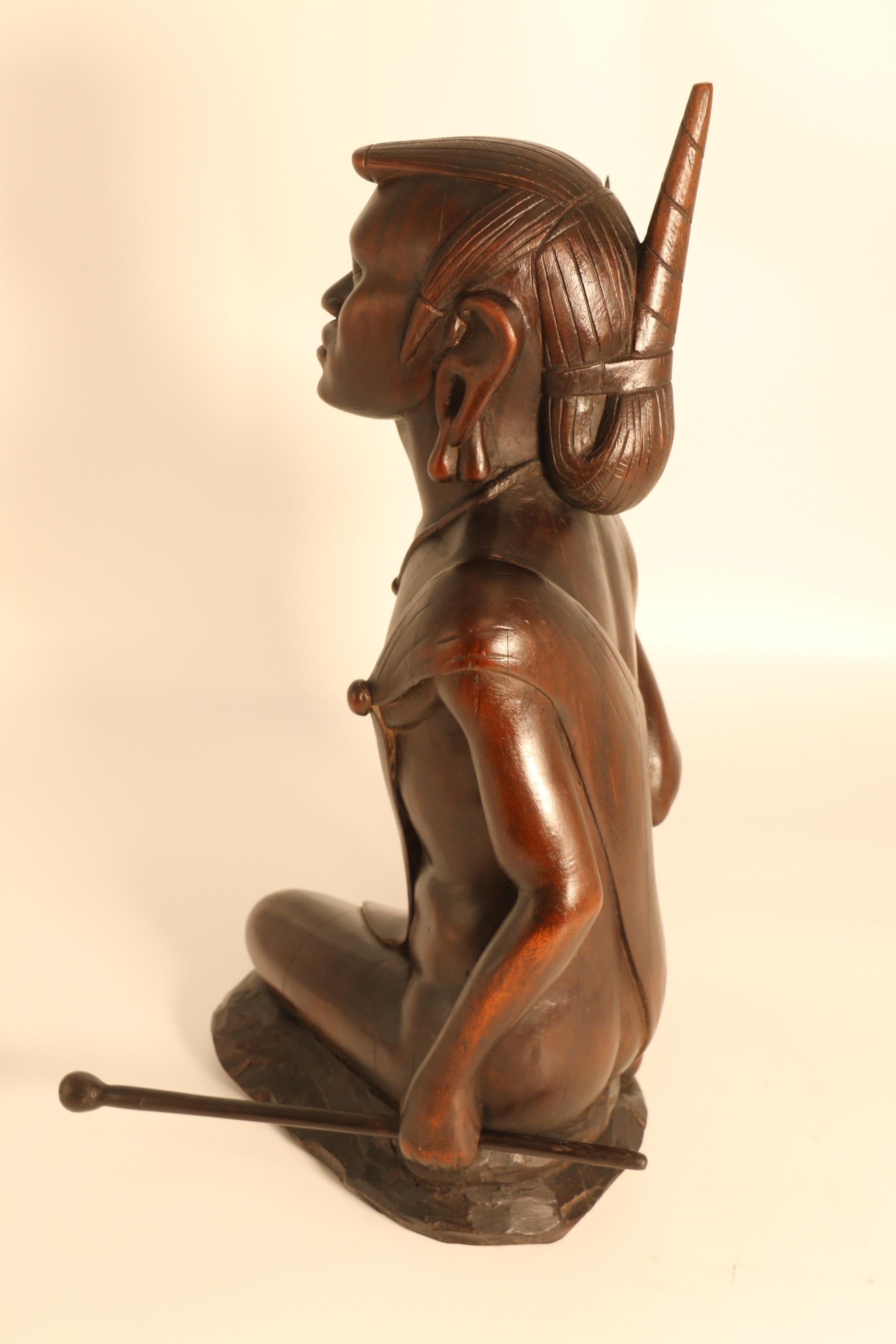 Figura africana in legno duro intagliato di un guerriero Maasai, firmata, circa 1930 in vendita 2