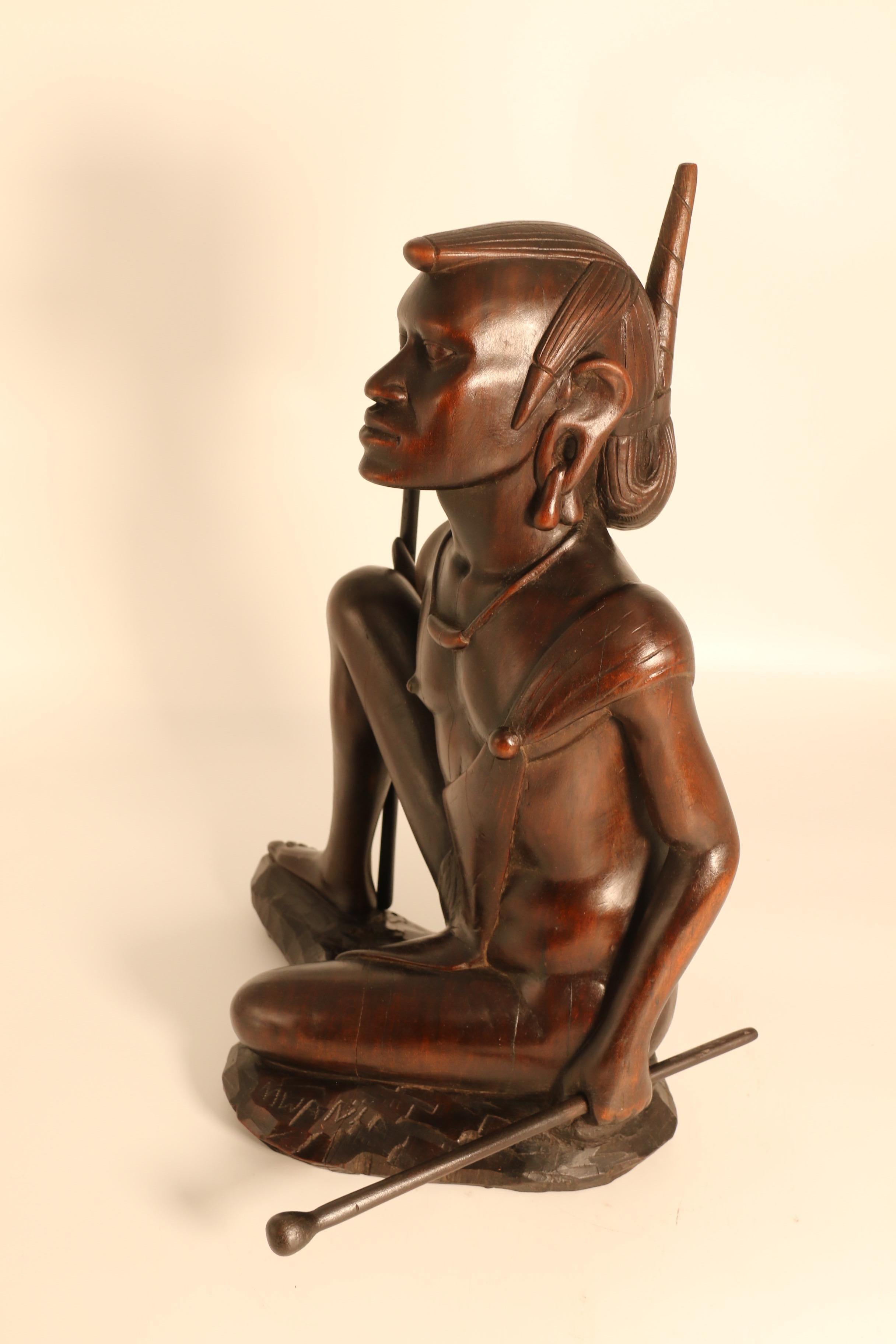 Figura africana in legno duro intagliato di un guerriero Maasai, firmata, circa 1930 in vendita 3