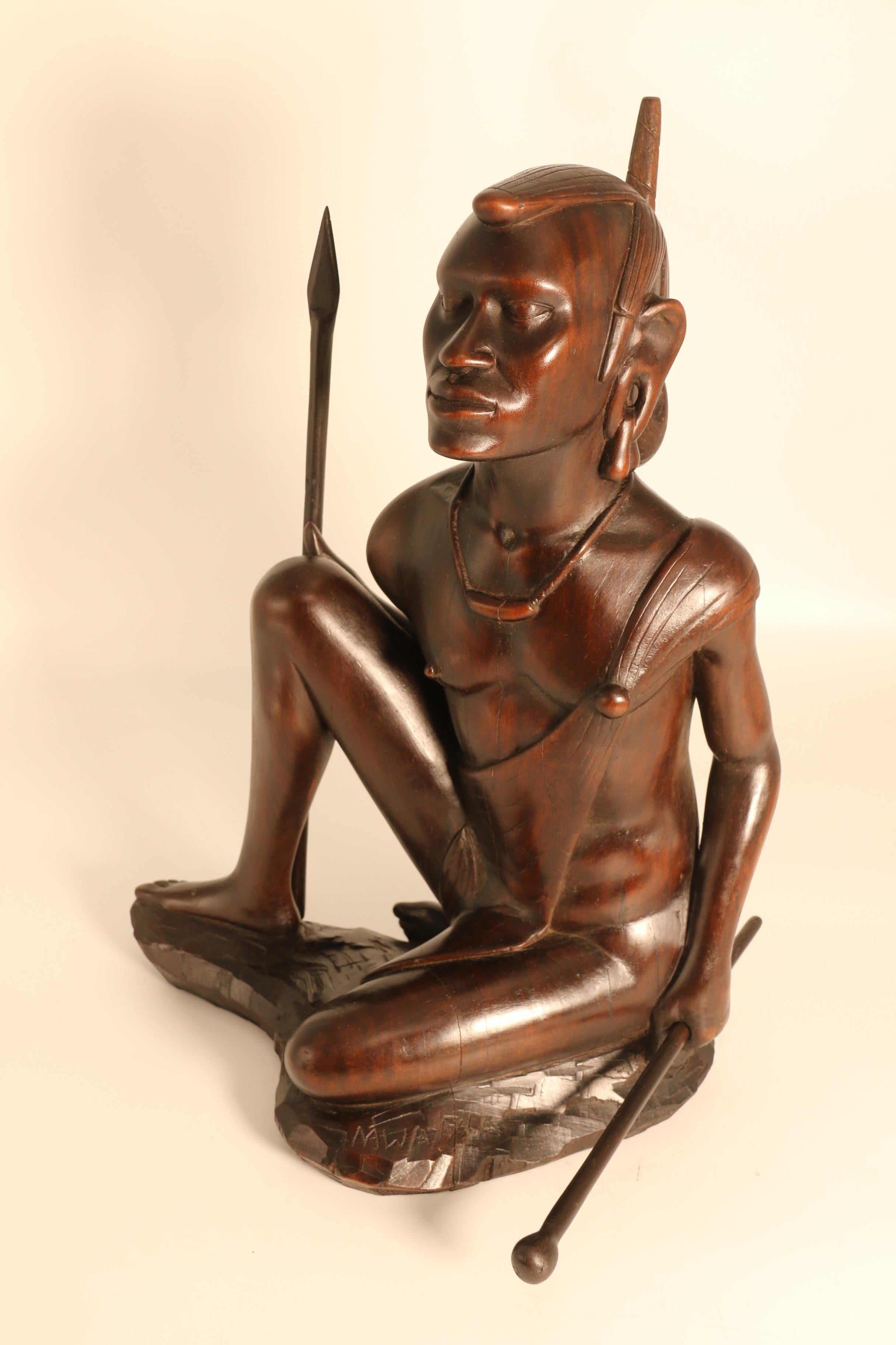 Figura africana in legno duro intagliato di un guerriero Maasai, firmata, circa 1930 in vendita 4