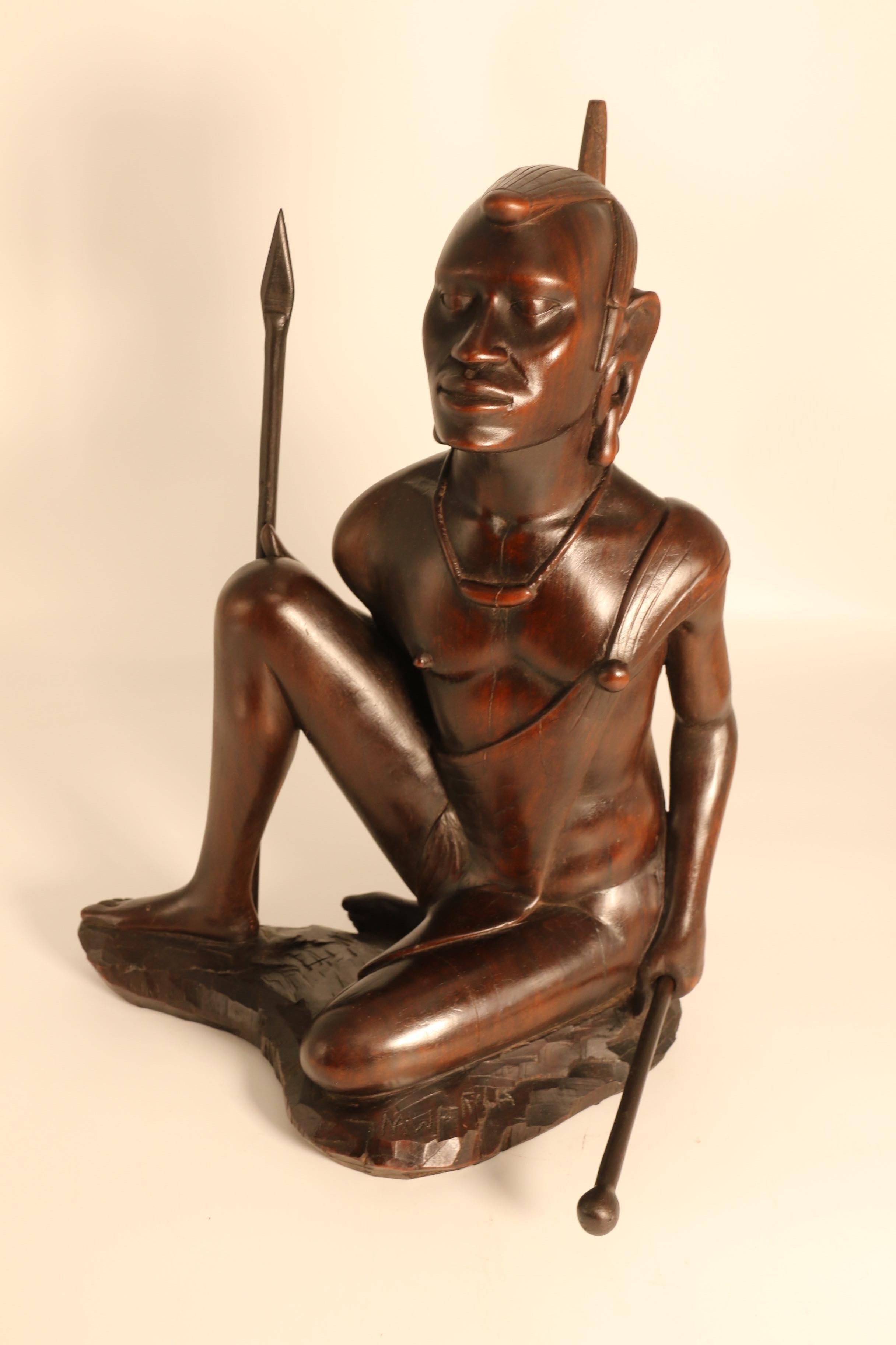 Figura africana in legno duro intagliato di un guerriero Maasai, firmata, circa 1930 in vendita 5