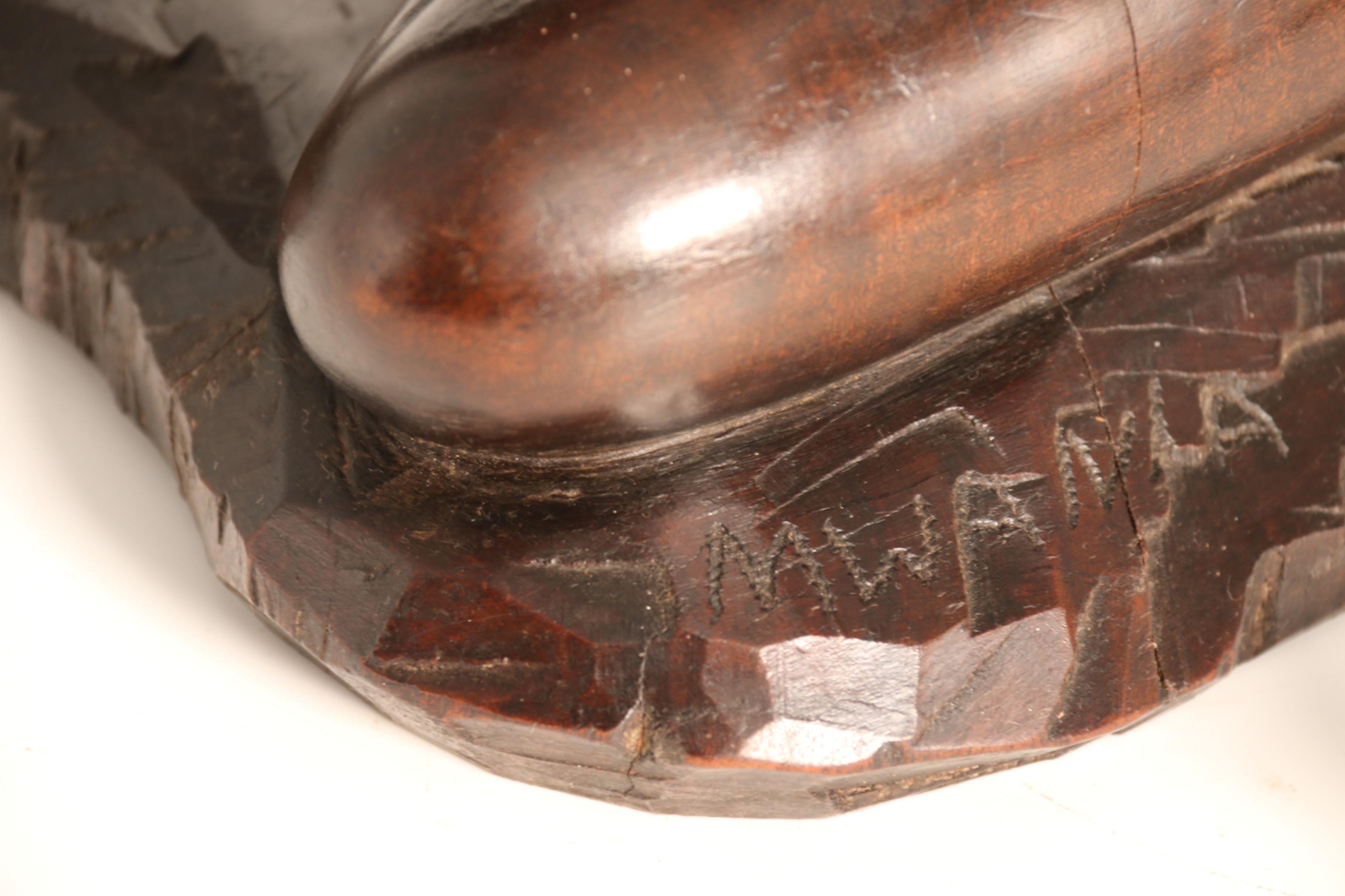 Figura africana in legno duro intagliato di un guerriero Maasai, firmata, circa 1930 in vendita 7