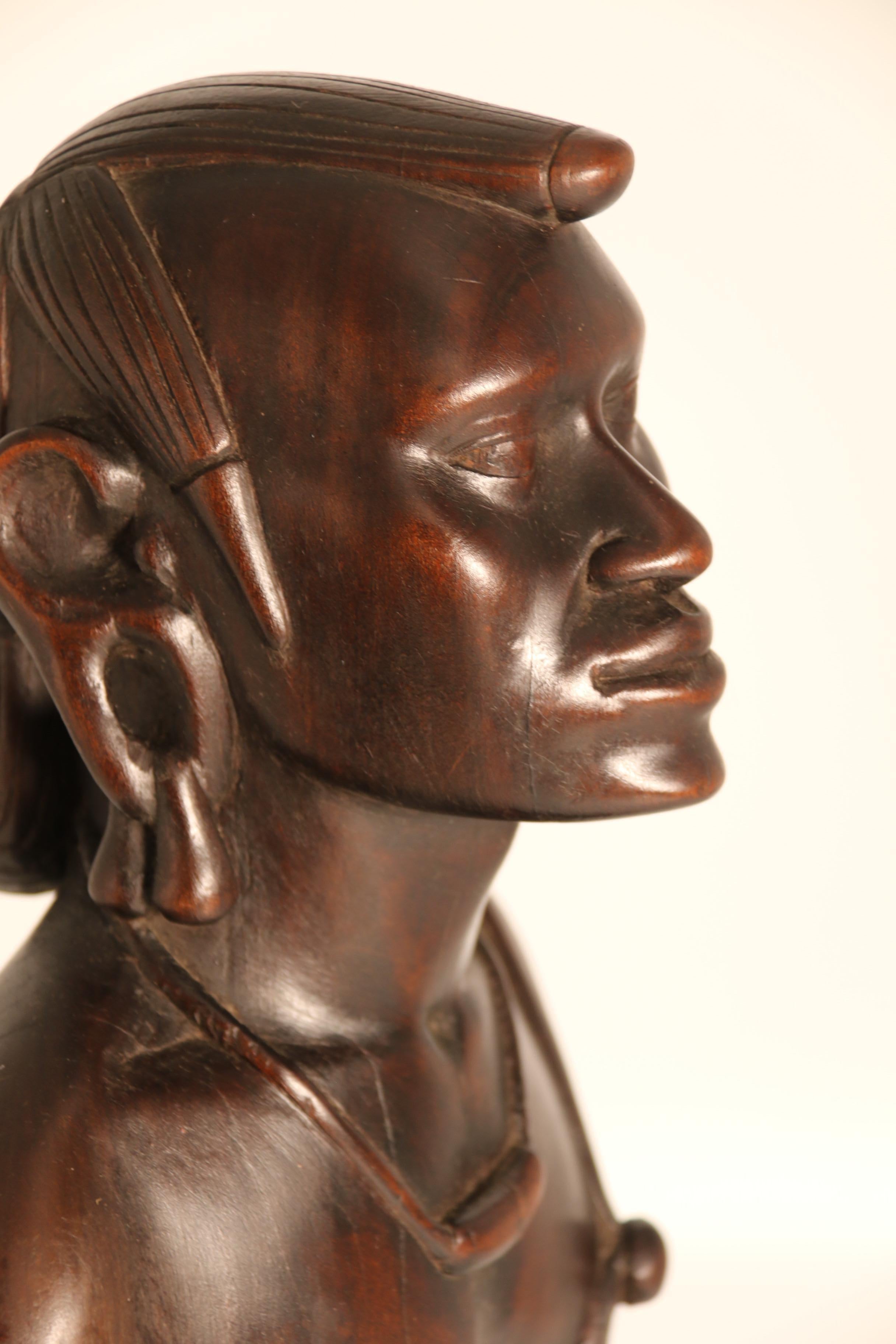 Figura africana in legno duro intagliato di un guerriero Maasai, firmata, circa 1930 in vendita 8
