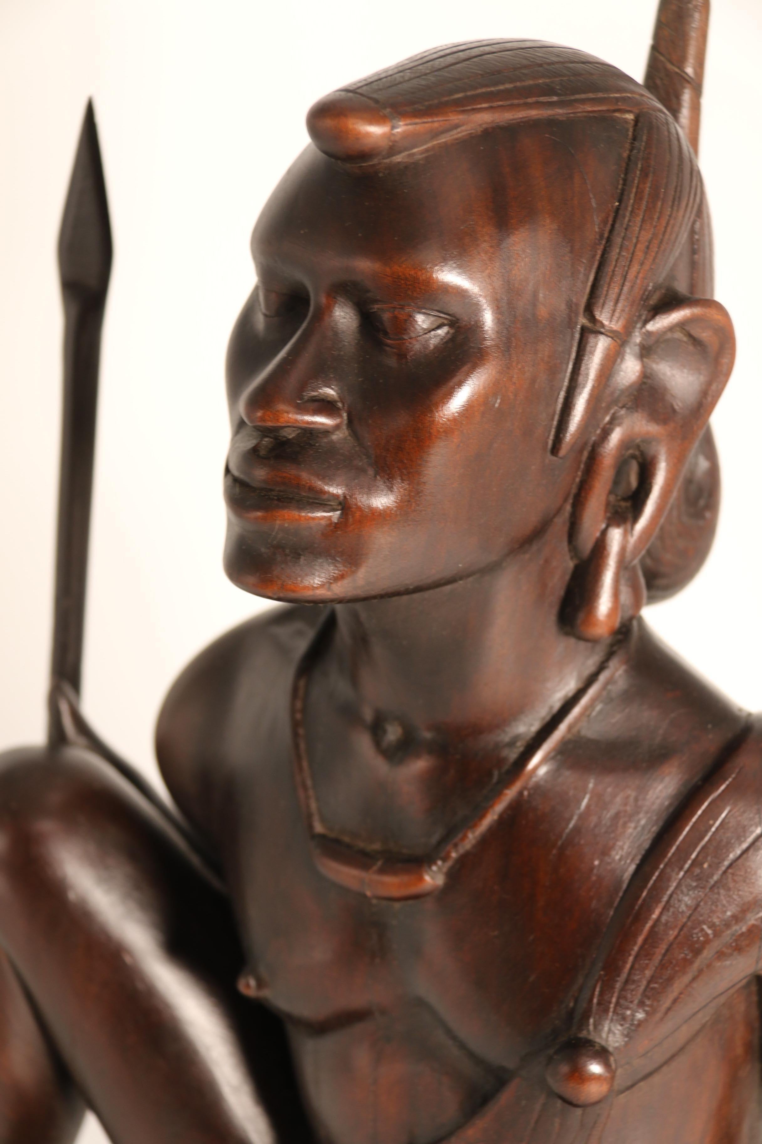 Figura africana in legno duro intagliato di un guerriero Maasai, firmata, circa 1930 in vendita 9