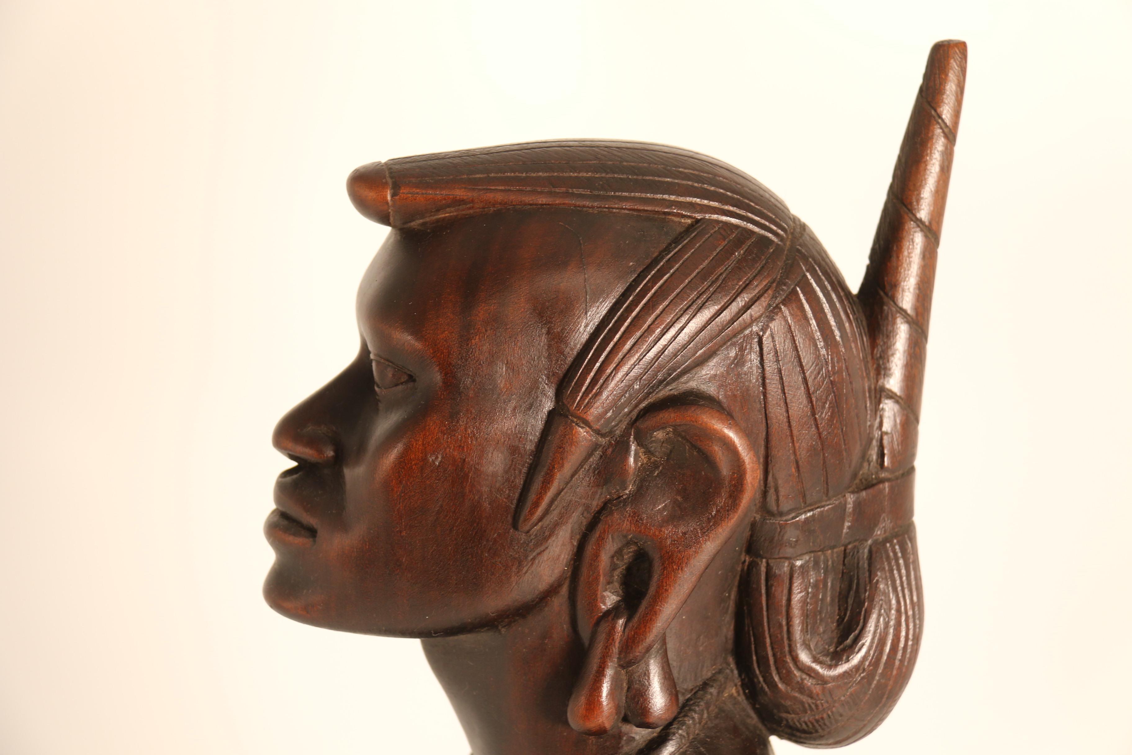Figura africana in legno duro intagliato di un guerriero Maasai, firmata, circa 1930 in vendita 10