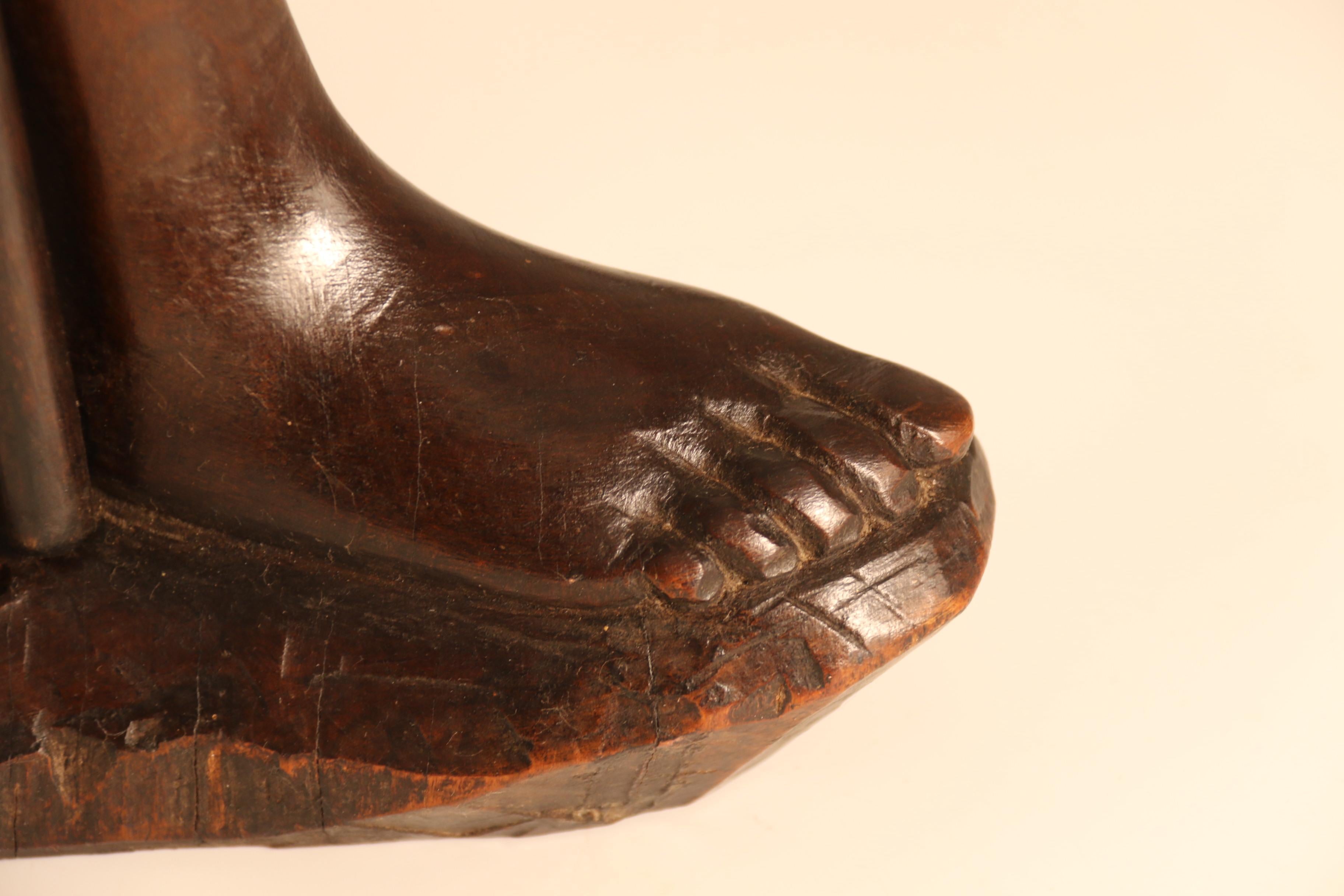 Figura africana in legno duro intagliato di un guerriero Maasai, firmata, circa 1930 in vendita 11