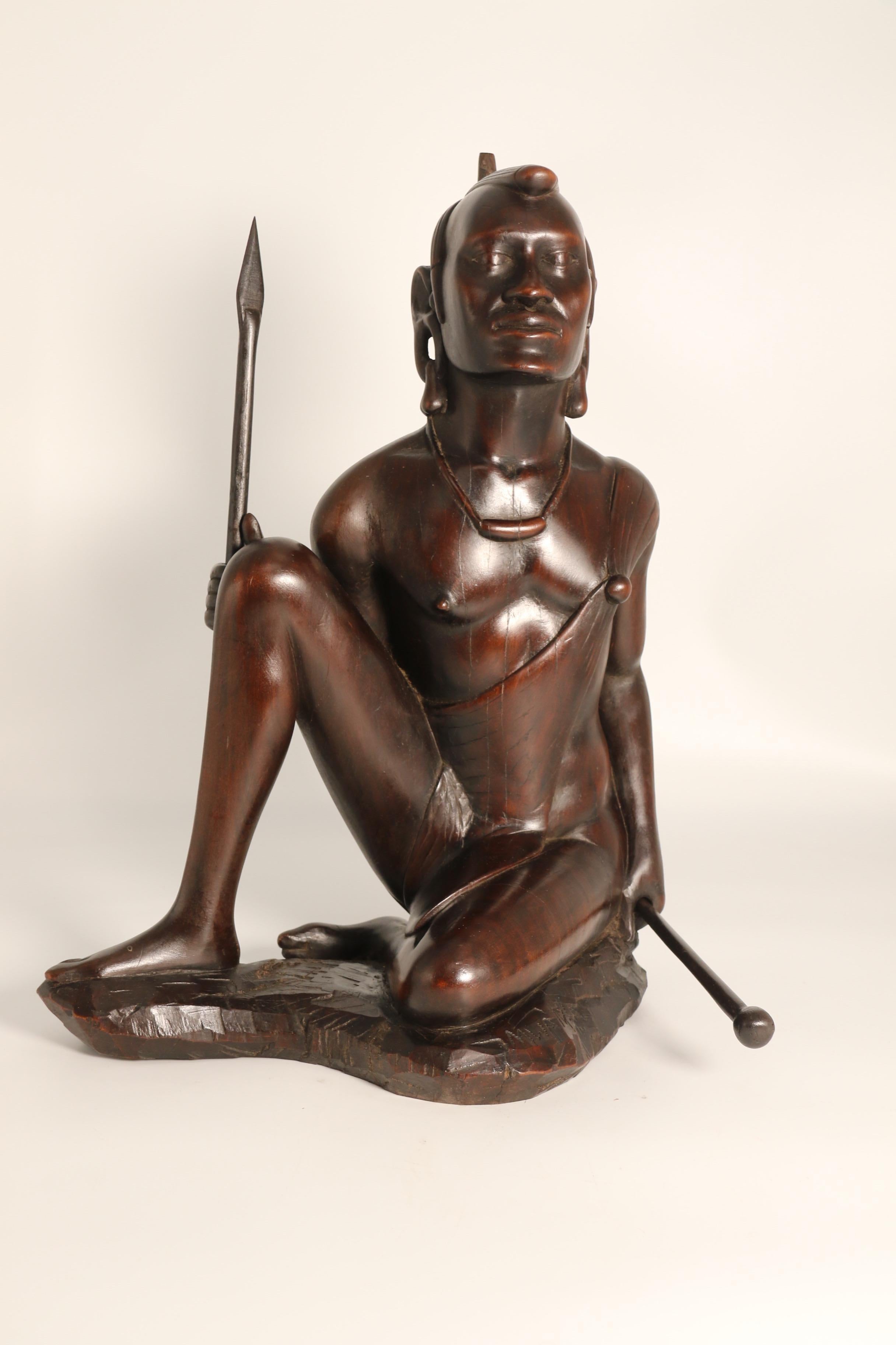 Primitivo Figura africana in legno duro intagliato di un guerriero Maasai, firmata, circa 1930 in vendita