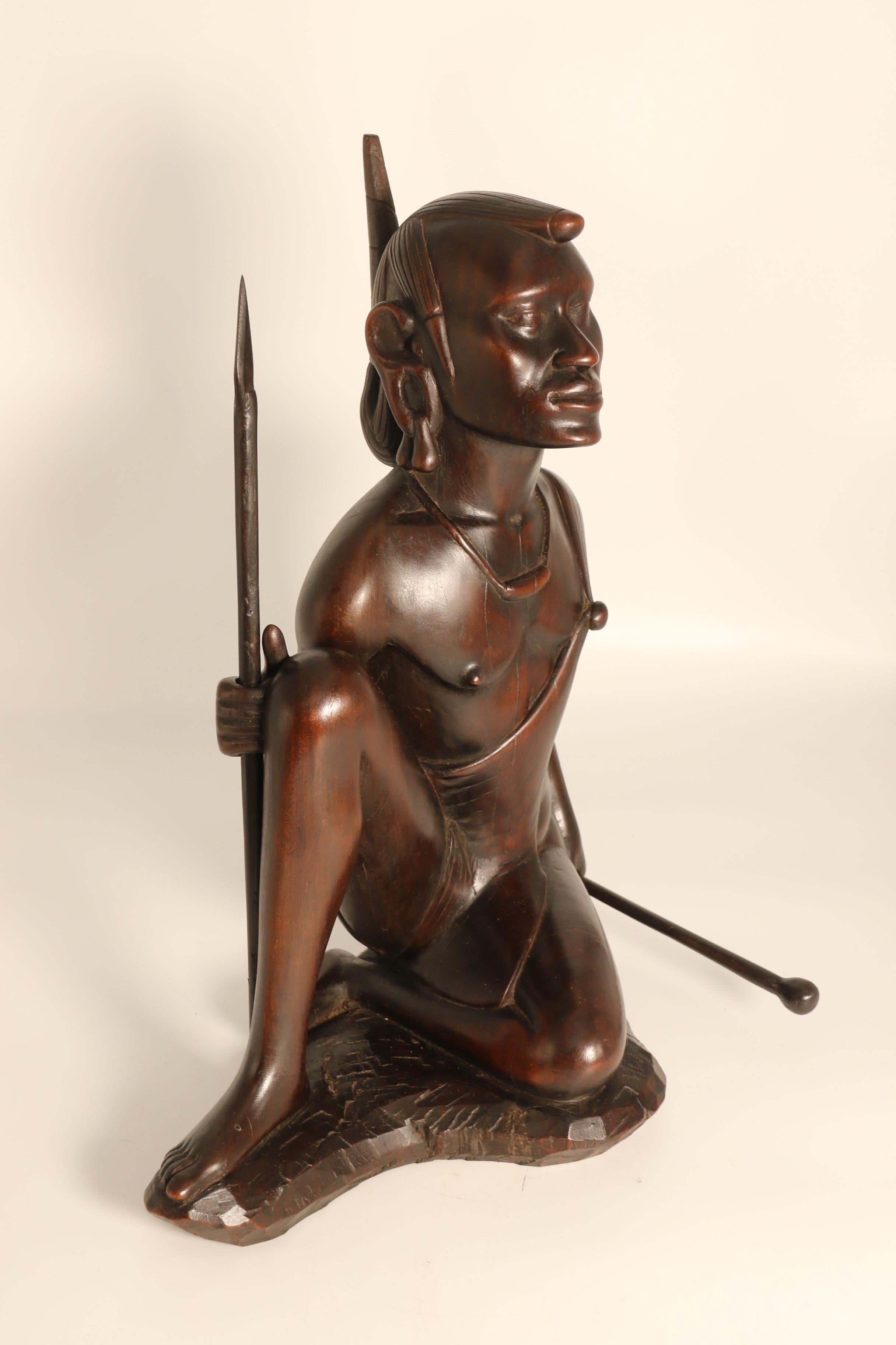 Africano Figura africana in legno duro intagliato di un guerriero Maasai, firmata, circa 1930 in vendita