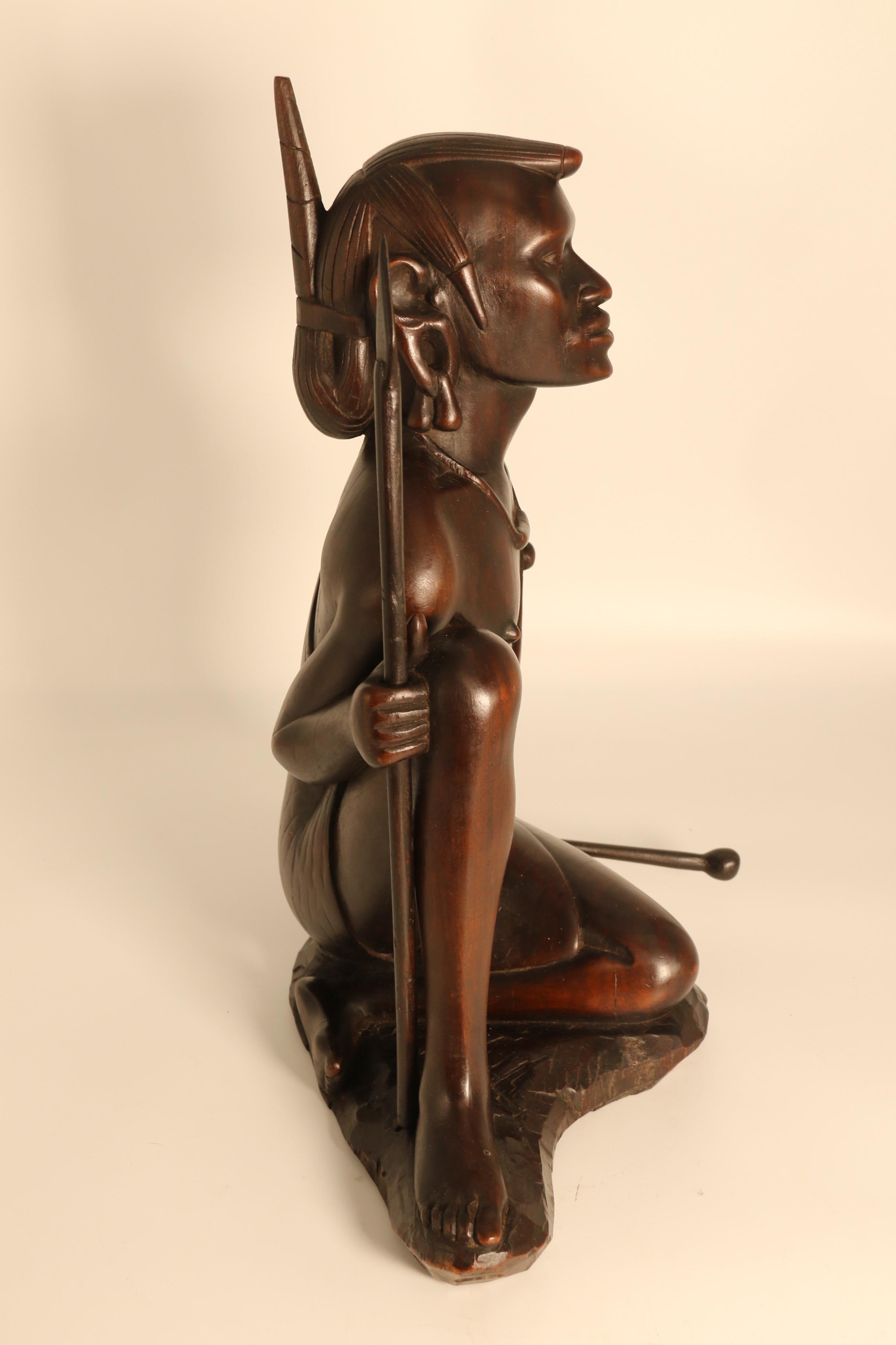 Intagliato Figura africana in legno duro intagliato di un guerriero Maasai, firmata, circa 1930 in vendita