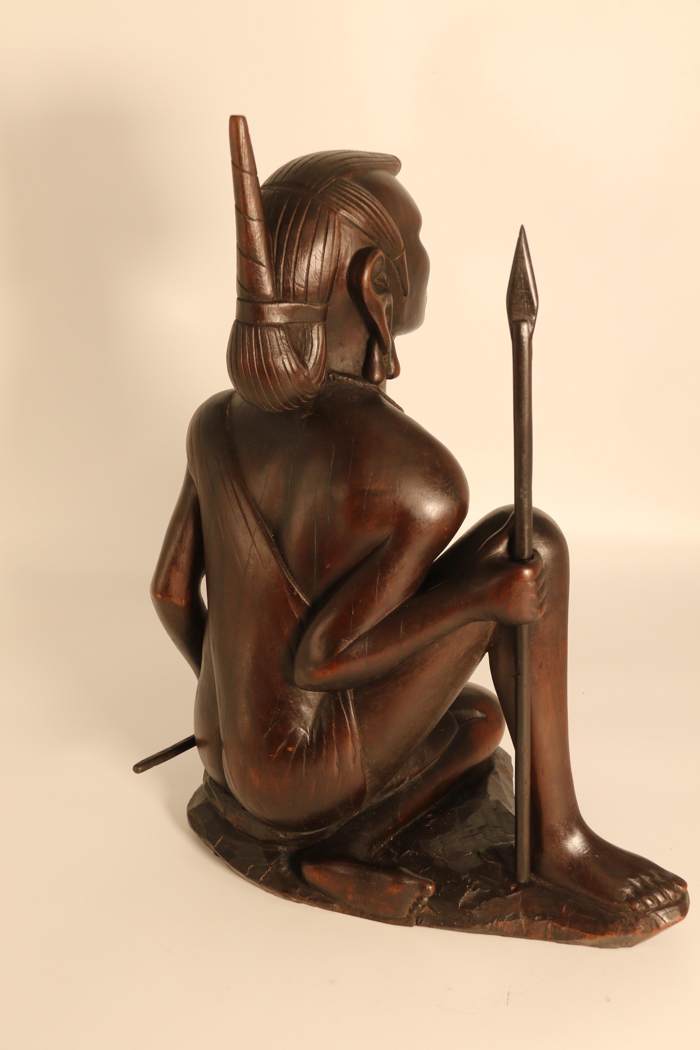 XX secolo Figura africana in legno duro intagliato di un guerriero Maasai, firmata, circa 1930 in vendita
