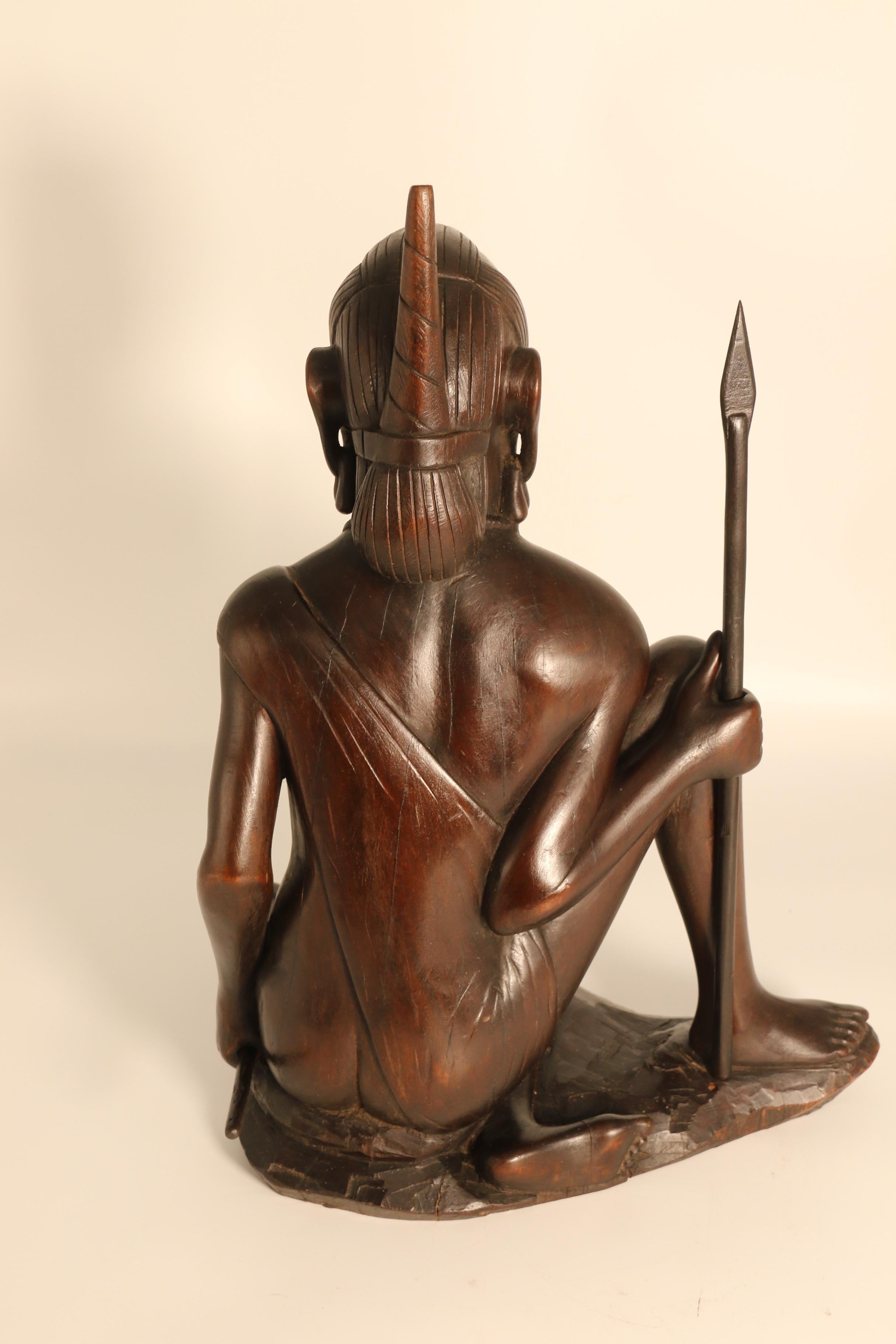 Legno massiccio Figura africana in legno duro intagliato di un guerriero Maasai, firmata, circa 1930 in vendita