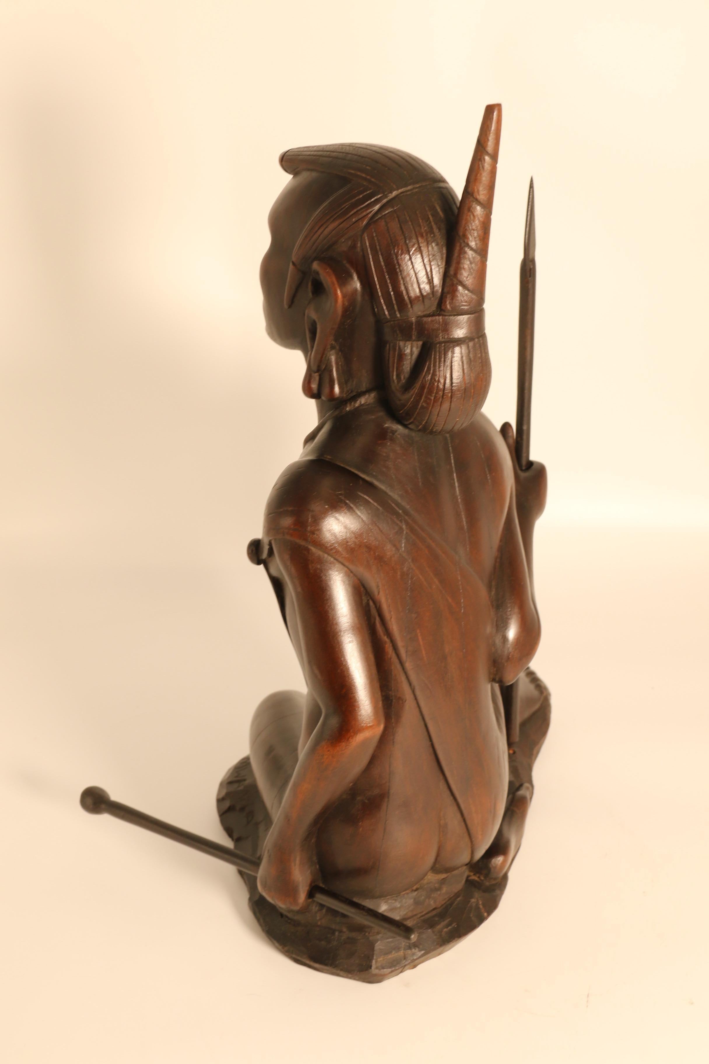 Figura africana in legno duro intagliato di un guerriero Maasai, firmata, circa 1930 in vendita 1