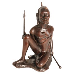 Figurine africaine en bois dur sculpté représentant un guerrier Massaï, signée, vers 1930