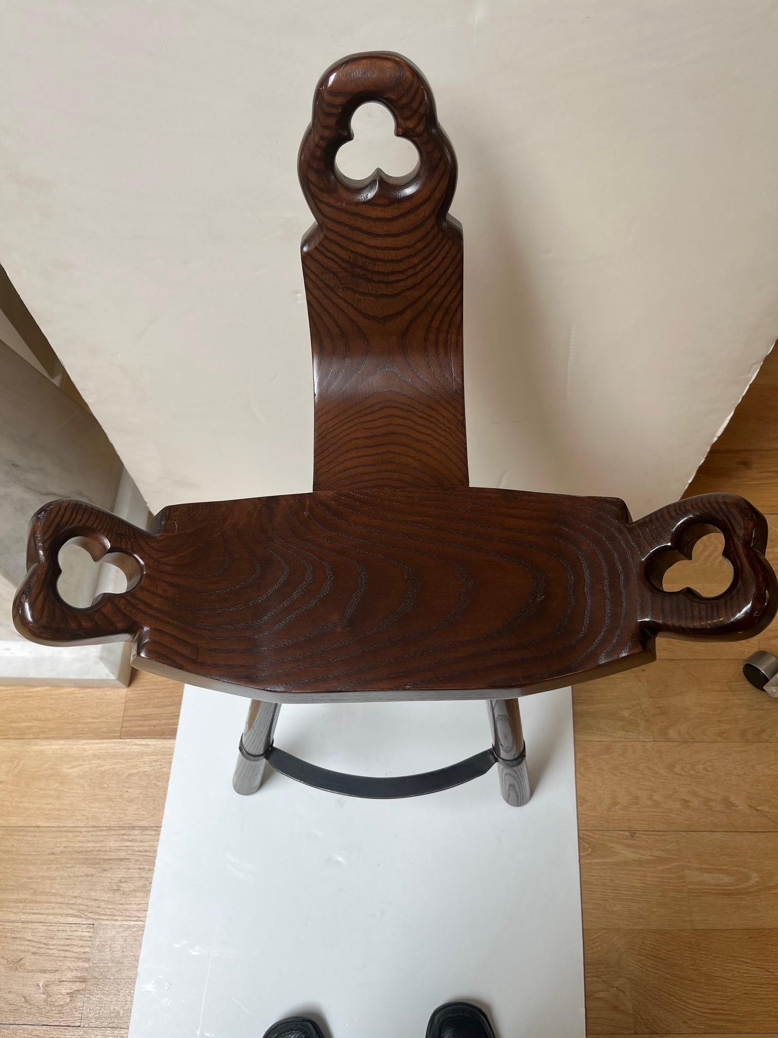 Sgabello africano in legno e ferro intagliato in vendita 2
