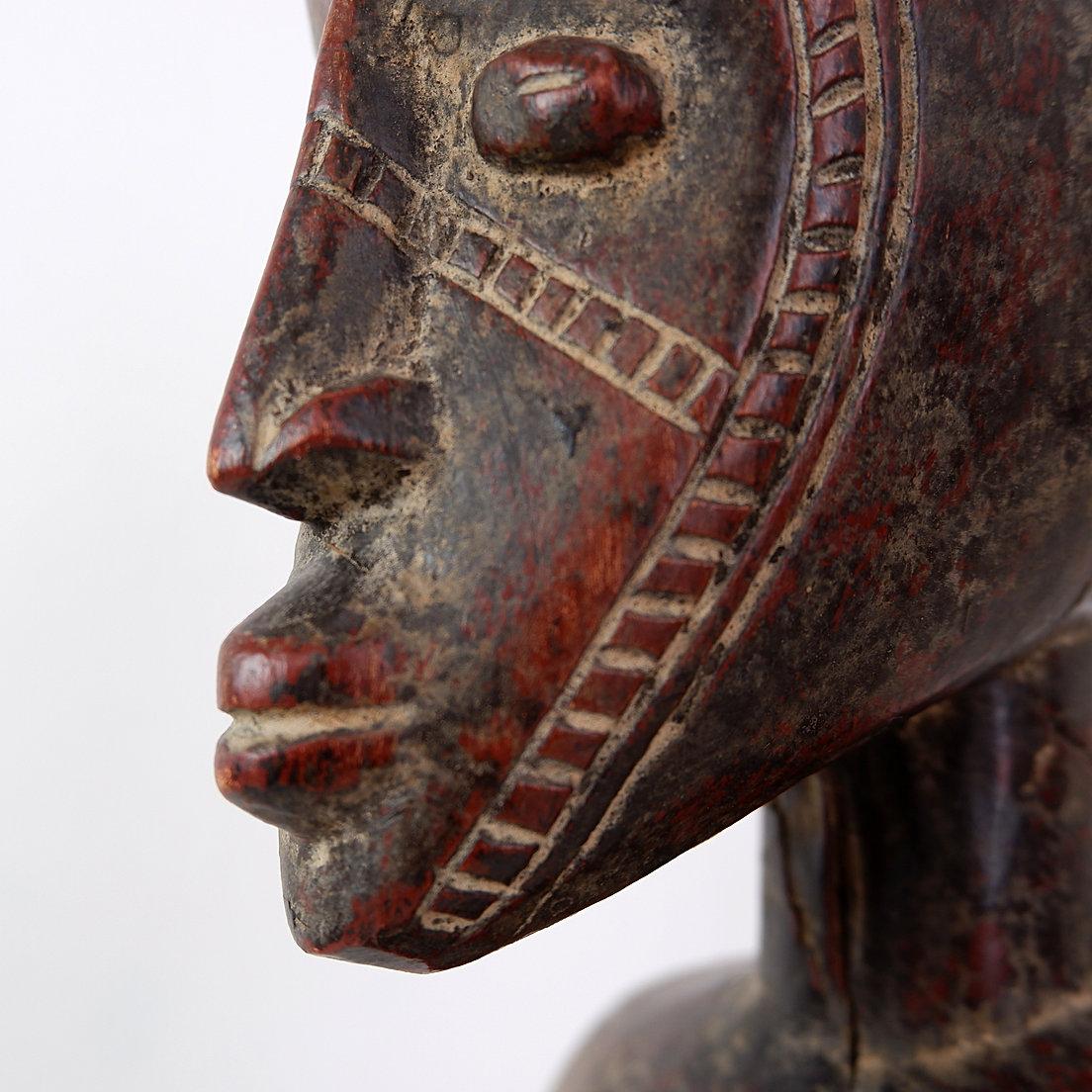 Hand-Carved African carved wooden statue - 20th For Sale