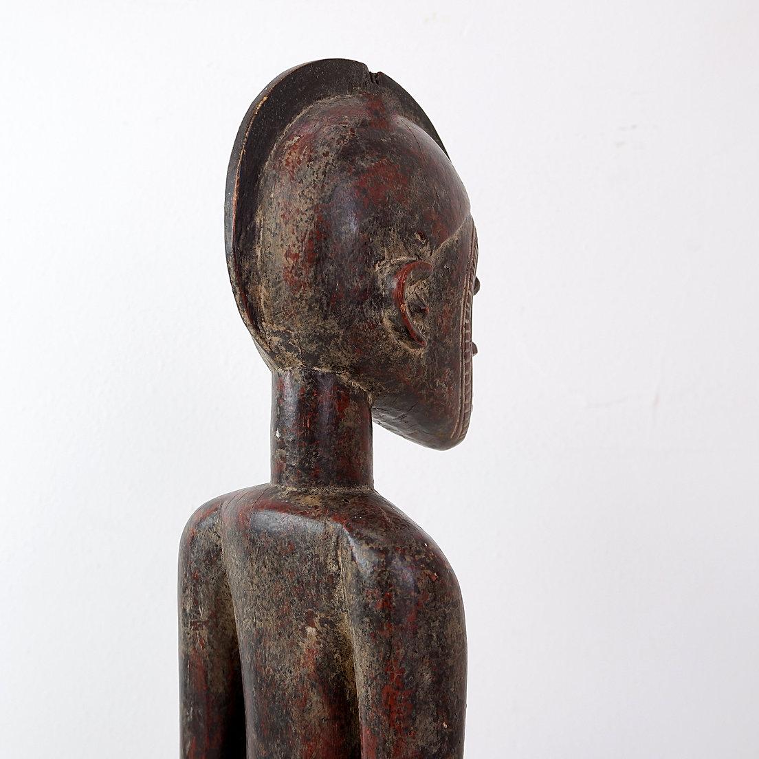 Wood African carved wooden statue - 20th For Sale