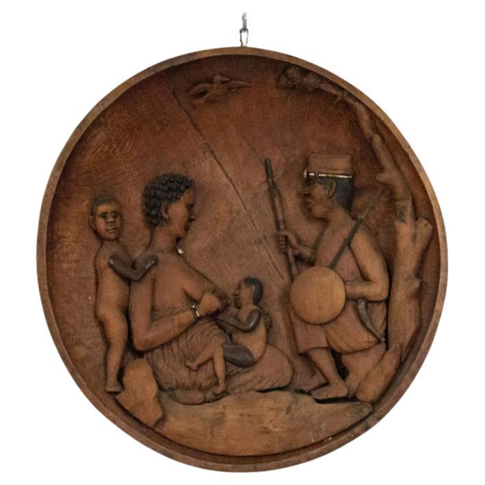 Plaque murale figurative africaine en bois sculpté