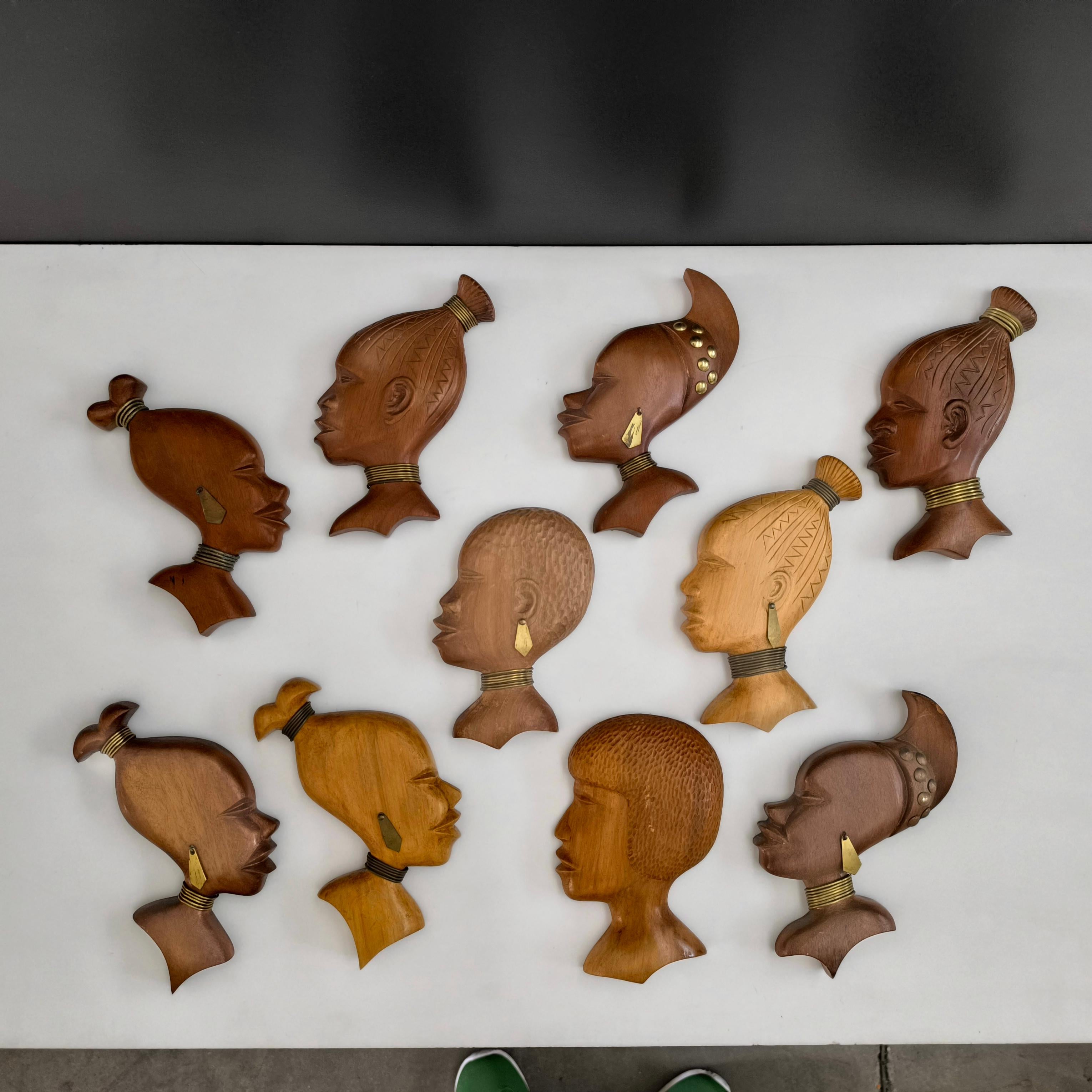 Conjunto de 10 cabezas de mujer africanas talladas en madera en estilo tribal. Gran efecto decorativo en cualquier decoración.
Algunas de ellas con adornos metálicos en el pelo o alrededor del cuello.
Pendientes y collares de metal tallado y