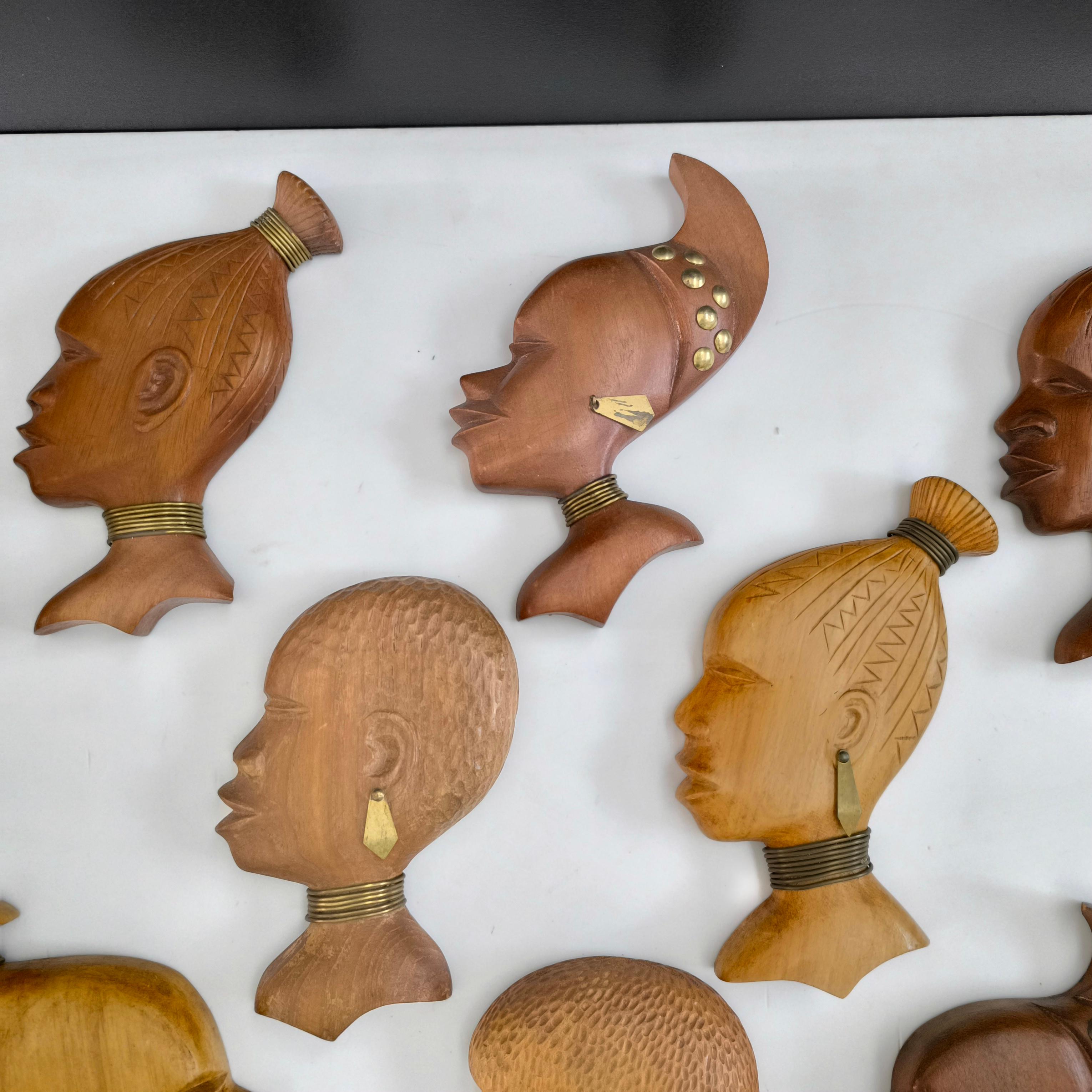 Tallado africano  Cabezas de Mujer de Madera de Estilo Tribal. siglo XX en venta