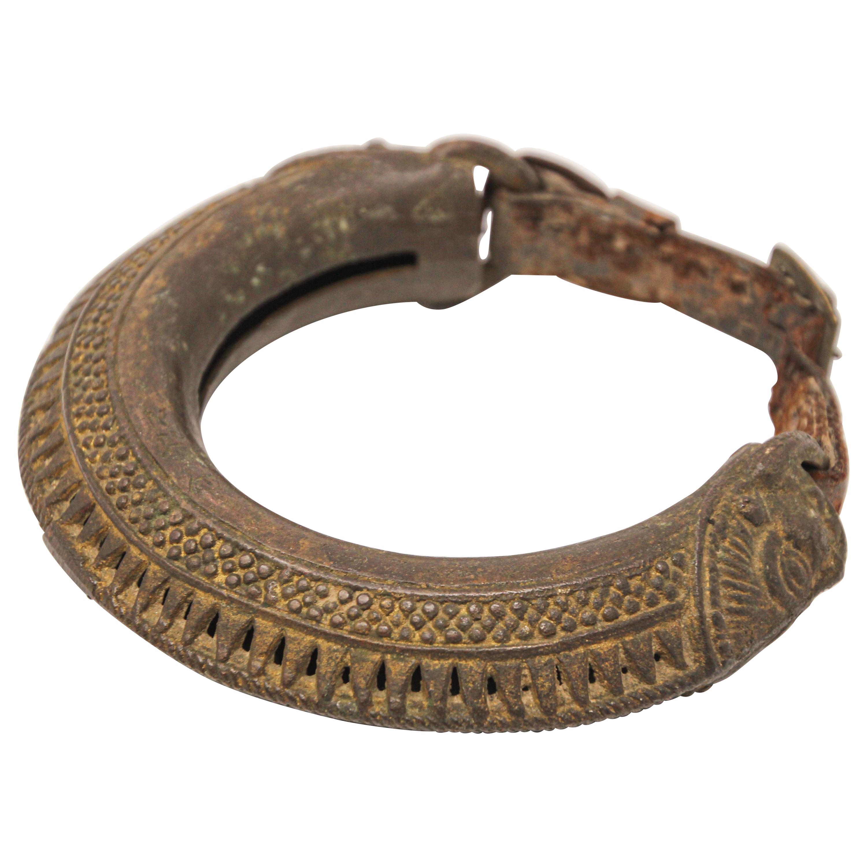 Bracelet tribal camel en bronze moulé
