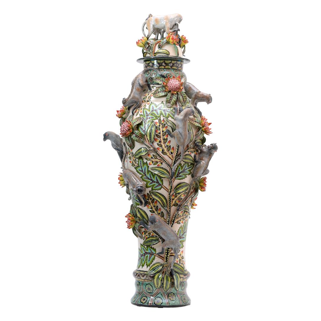 L'urne en céramique peinte à la main d'Ardmore Ceramics est une œuvre d'art étonnante qui allie parfaitement l'artisanat et la créativité. Cette magnifique urne, d'une hauteur impressionnante de 40 pouces, témoigne des talents de collaboration des