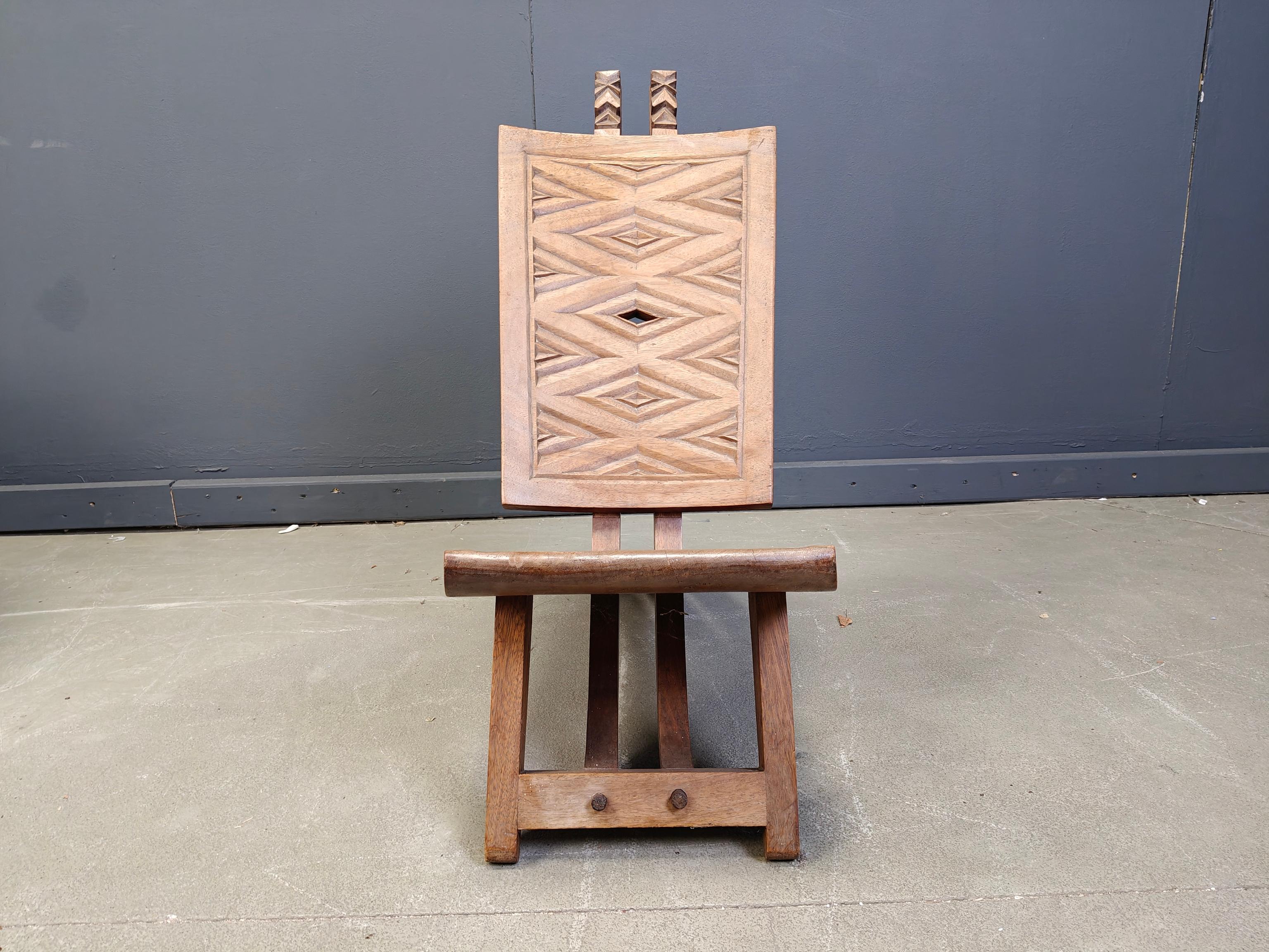 Milieu du XXe siècle Chaise de chef cérémonielle africaine avec table Wood Wood sculpté à la main 1960s en vente