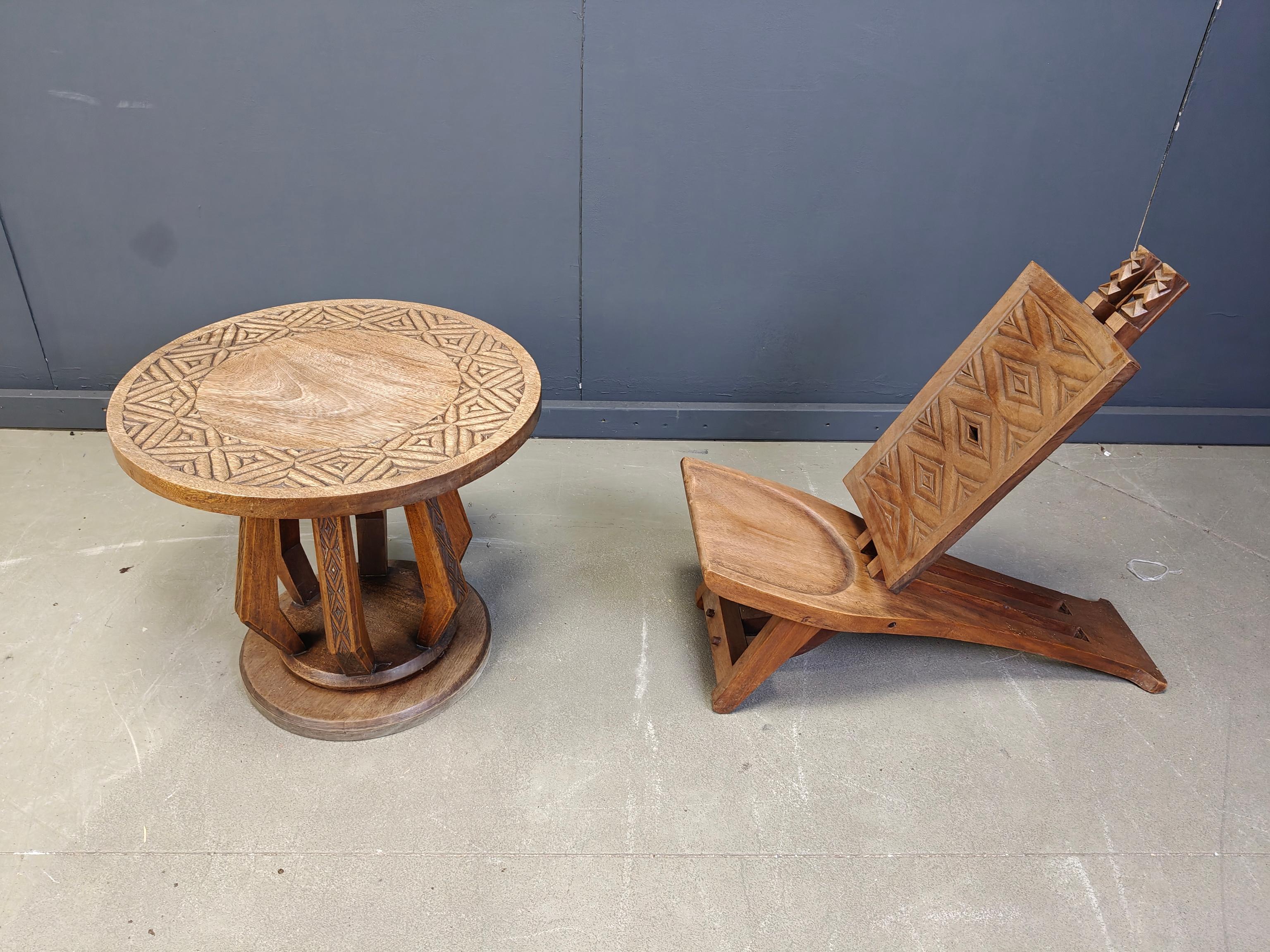 Chaise de chef cérémonielle africaine avec table Wood Wood sculpté à la main 1960s en vente 2