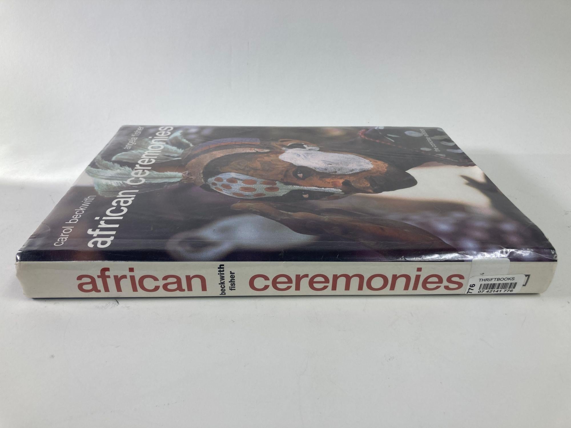 African Ceremonies (Cérémonies africaines) par Carol Beckwith et Angela Fisher, un gros livre de salon avec de superbes images.
Ce livre est extraordinaire parce que les auteurs se sont attachés à préserver les traditions. Certaines d'entre elles