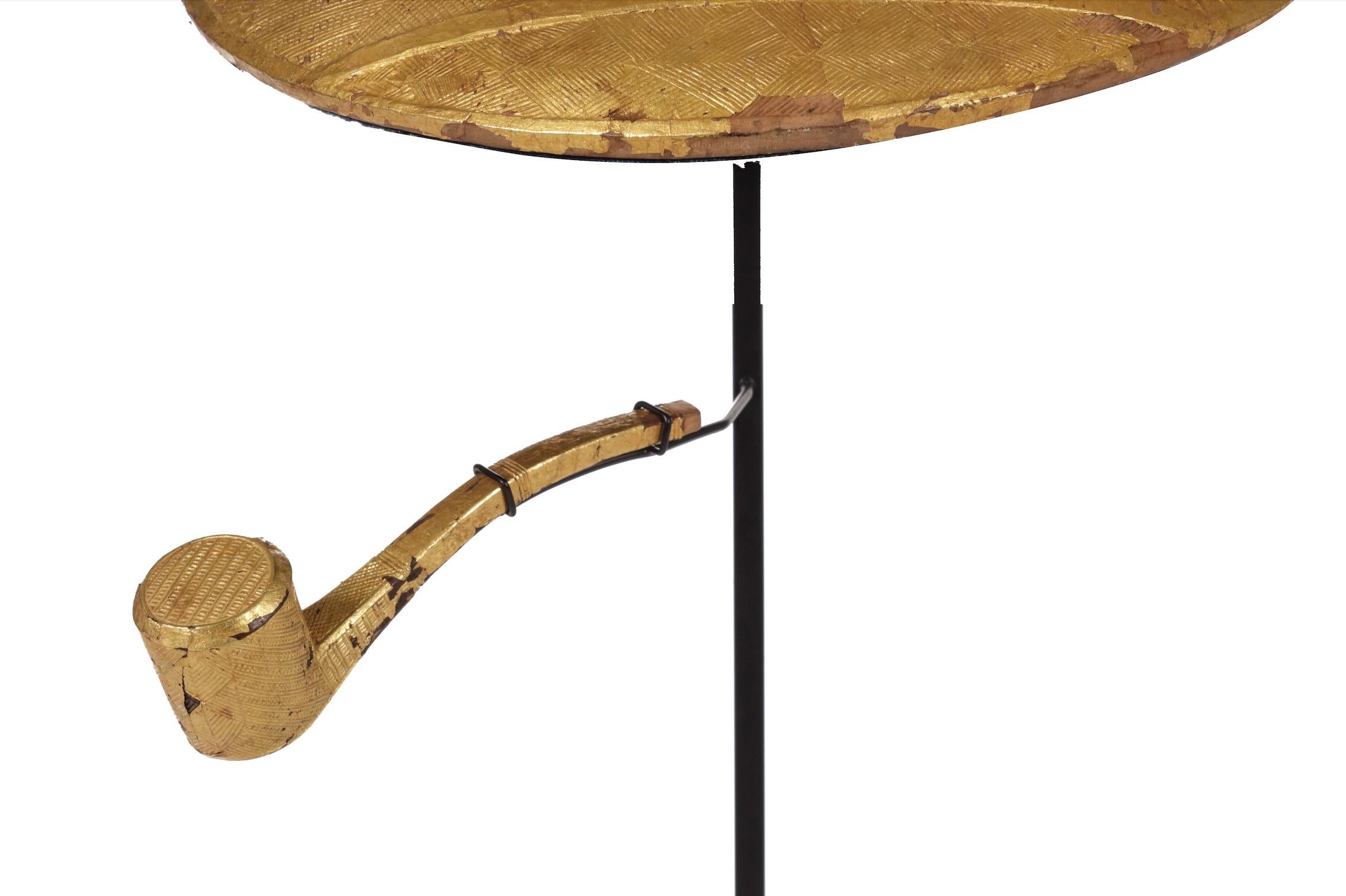 Splendide couronne et sceptre de chef en bois doré de Bouelé, en forme de casque et de pipe de Pith.

Côte d'Ivoire, fin 19e/début 20e siècle


H. 13 x L. 33.5 x P. 26 cm (couronne)

L. 14 cm (sceptre)
H. 51 cm (support inclus)

Provenance