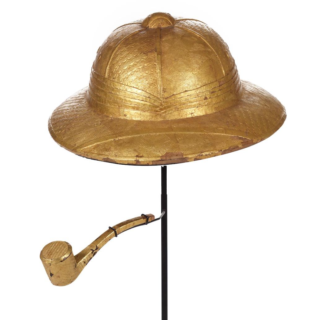Ivoirien Couronne et sceptre dorés d'un chef africain en forme de casque de Pith et de pipe. en vente