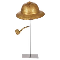 Couronne et sceptre dorés d'un chef africain en forme de casque de Pith et de pipe.